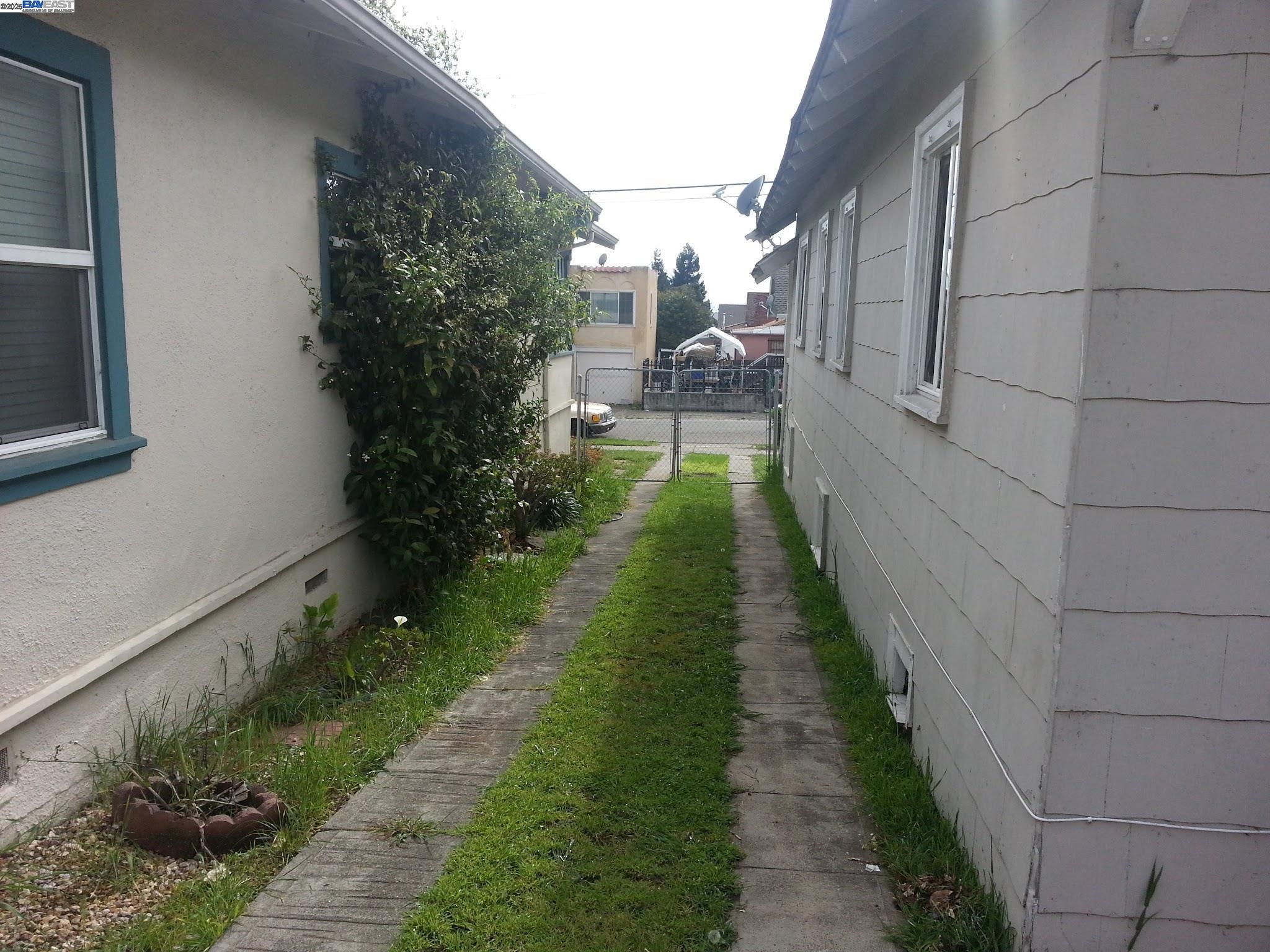 Detail Gallery Image 4 of 14 For Santa Rita St, Oakland,  CA 94601 - 2 Beds | 1 Baths