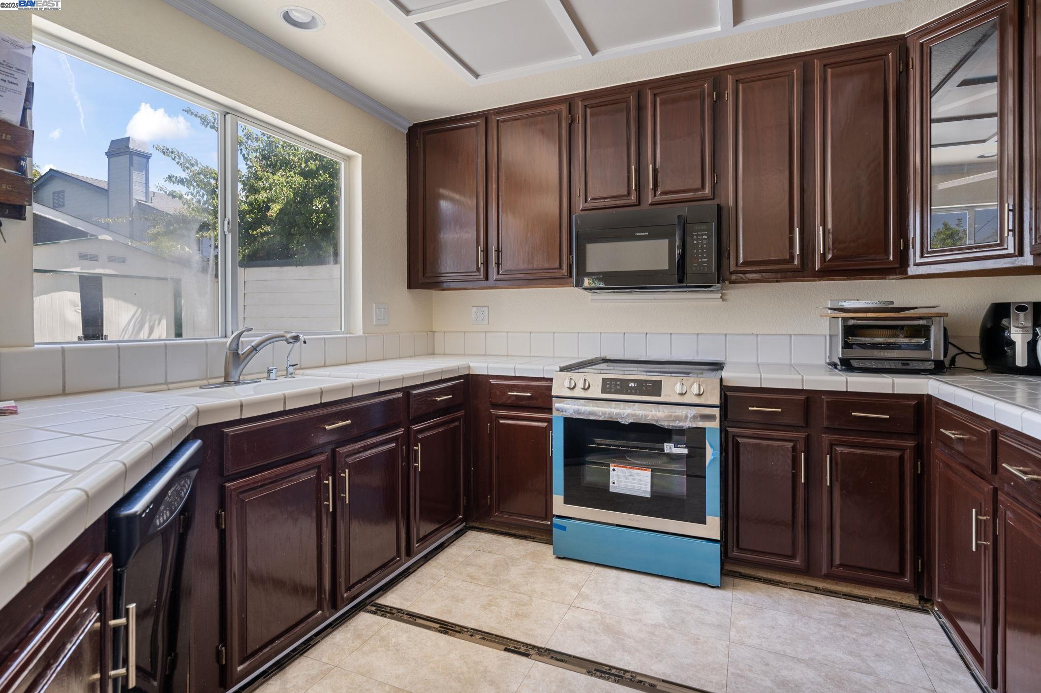 Detail Gallery Image 20 of 37 For 33228 Jamie Cir, Fremont,  CA 94555 - 4 Beds | 2/1 Baths