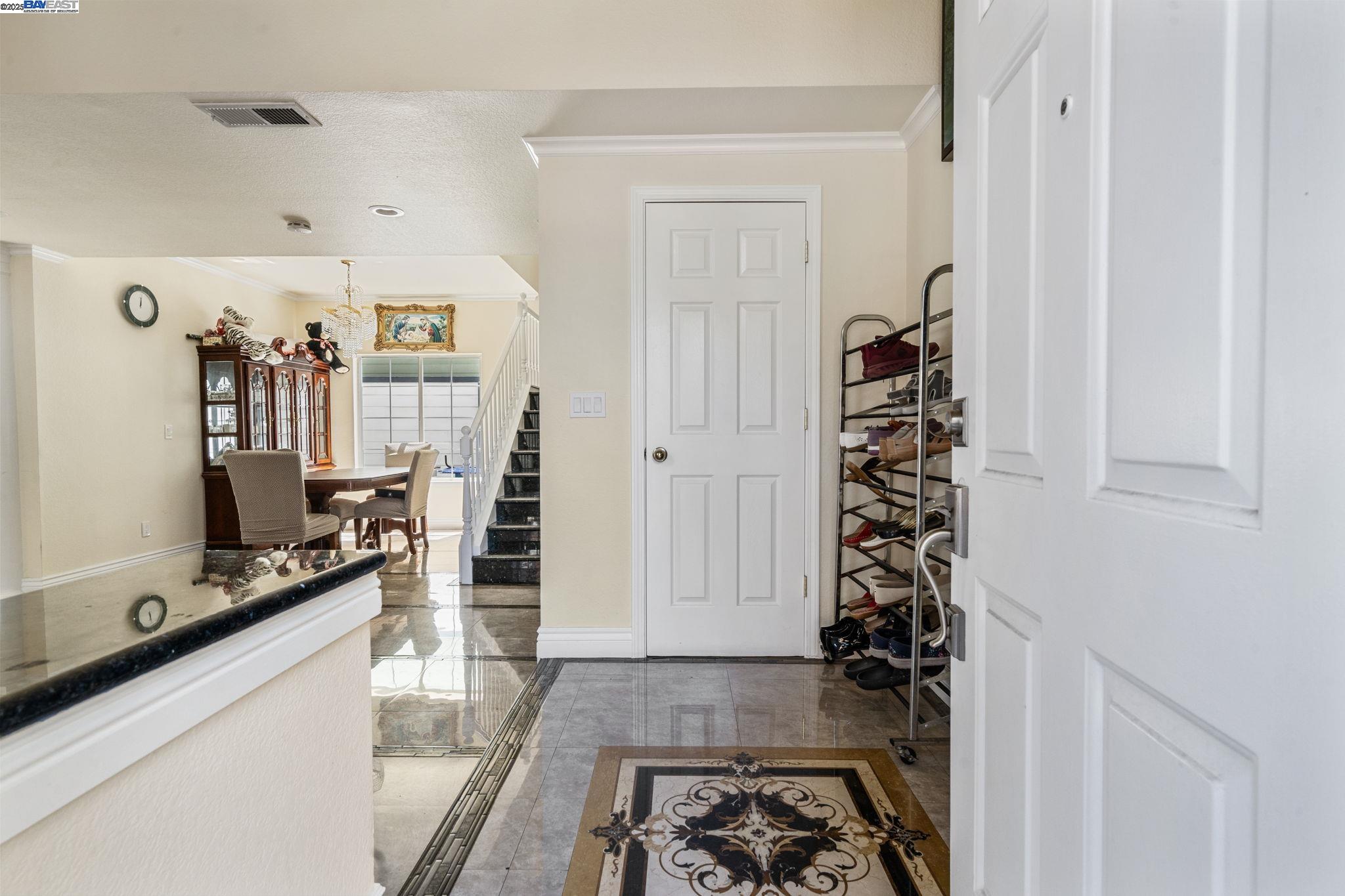 Detail Gallery Image 4 of 37 For 33228 Jamie Cir, Fremont,  CA 94555 - 4 Beds | 2/1 Baths