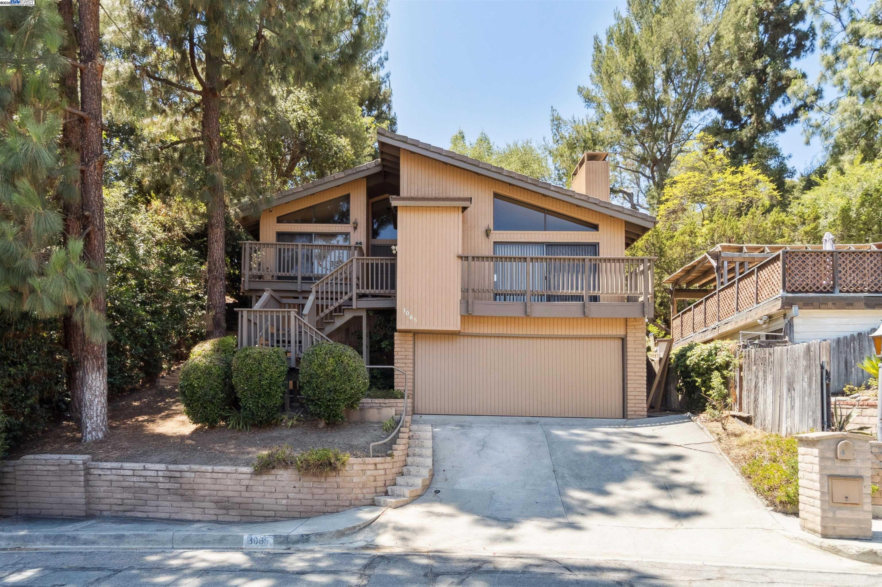 Detail Gallery Image 2 of 26 For 3065 Paddington Rd, Glendale,  CA 91206 - 3 Beds | 2/1 Baths