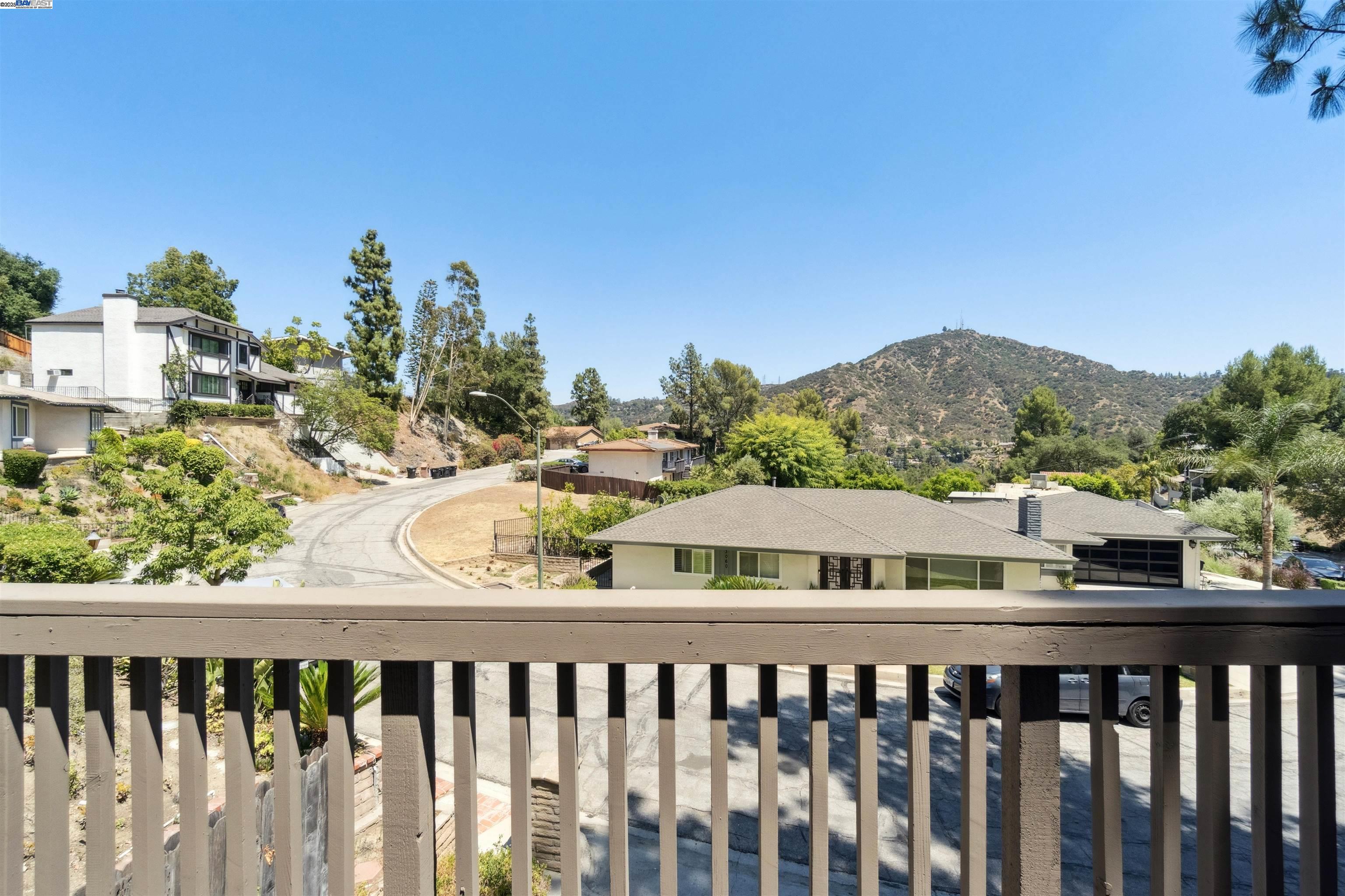 Detail Gallery Image 12 of 26 For 3065 Paddington Rd, Glendale,  CA 91206 - 3 Beds | 2/1 Baths