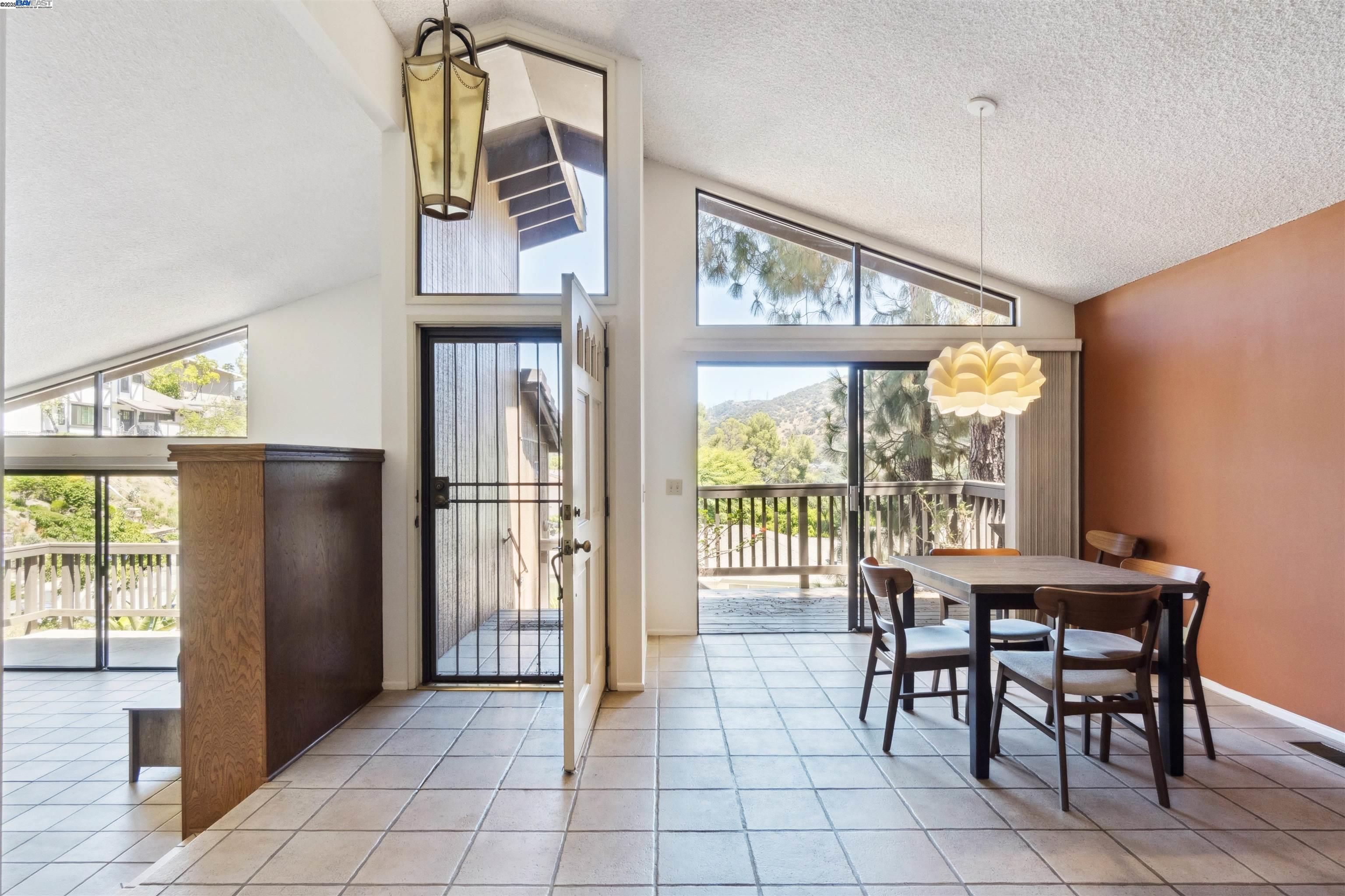 Detail Gallery Image 3 of 26 For 3065 Paddington Rd, Glendale,  CA 91206 - 3 Beds | 2/1 Baths