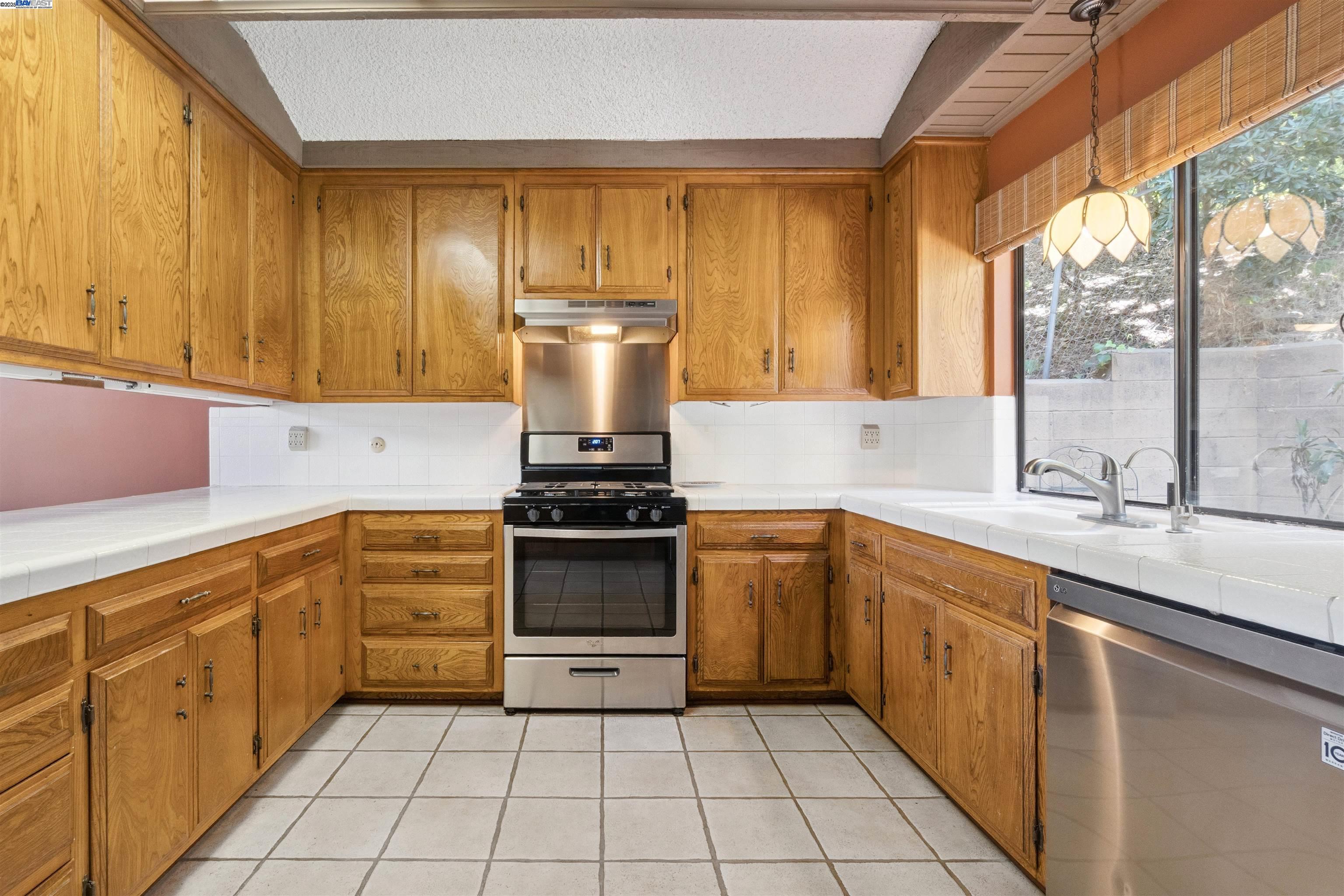 Detail Gallery Image 5 of 26 For 3065 Paddington Rd, Glendale,  CA 91206 - 3 Beds | 2/1 Baths