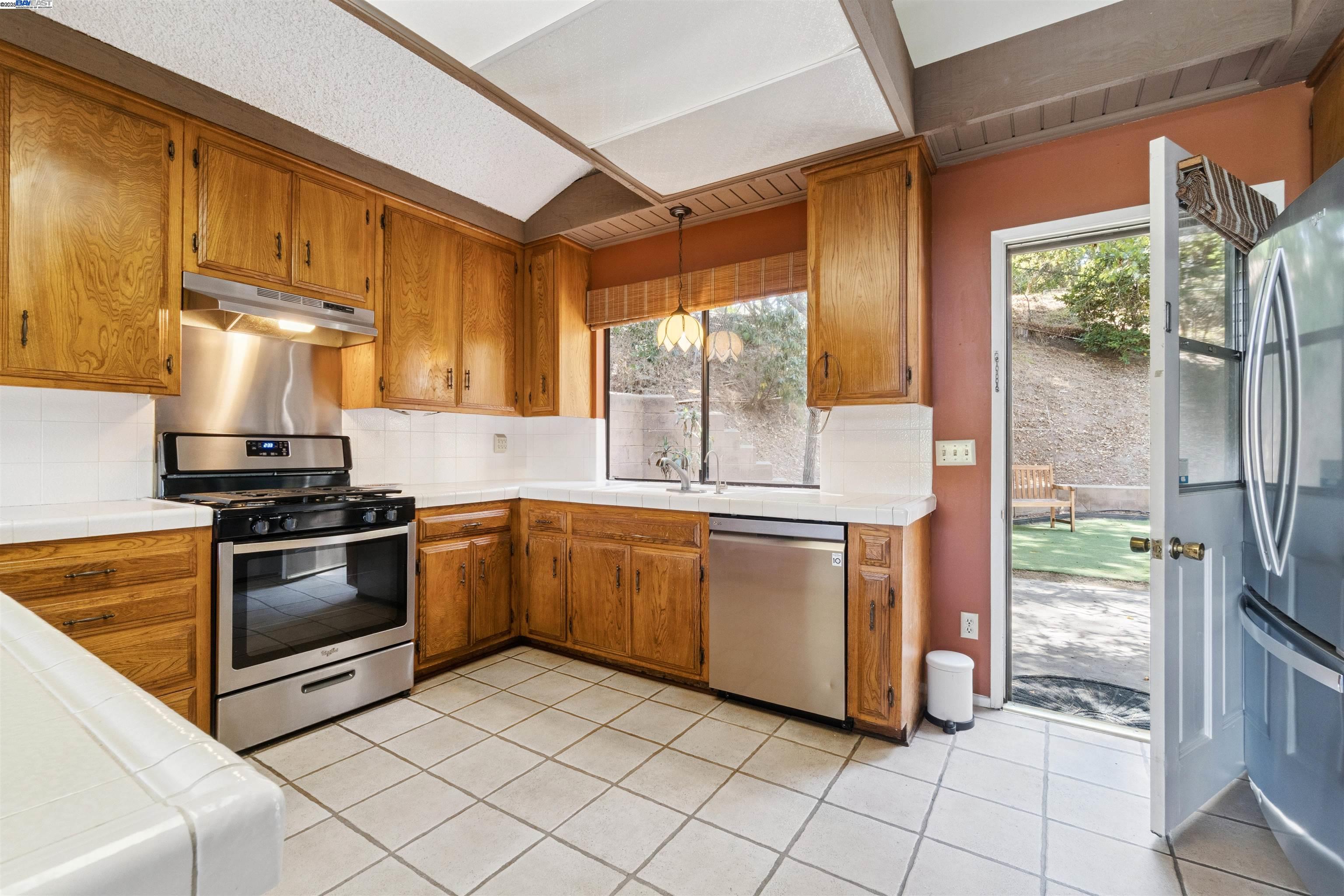 Detail Gallery Image 6 of 26 For 3065 Paddington Rd, Glendale,  CA 91206 - 3 Beds | 2/1 Baths