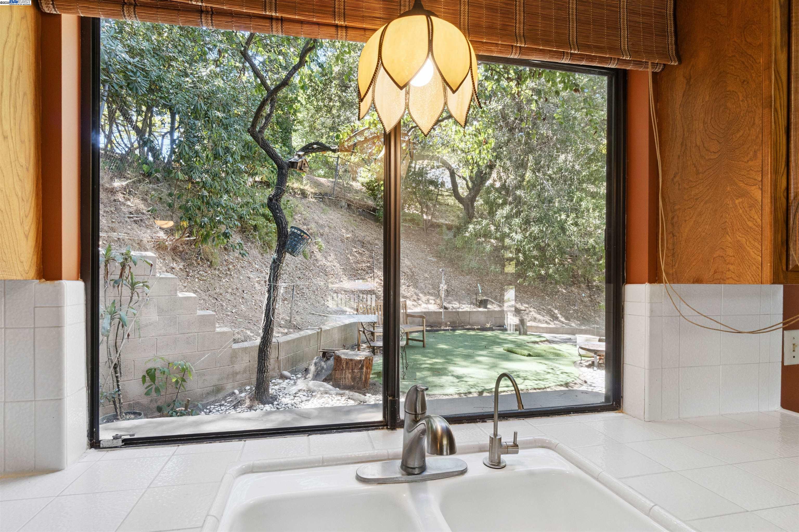 Detail Gallery Image 7 of 26 For 3065 Paddington Rd, Glendale,  CA 91206 - 3 Beds | 2/1 Baths