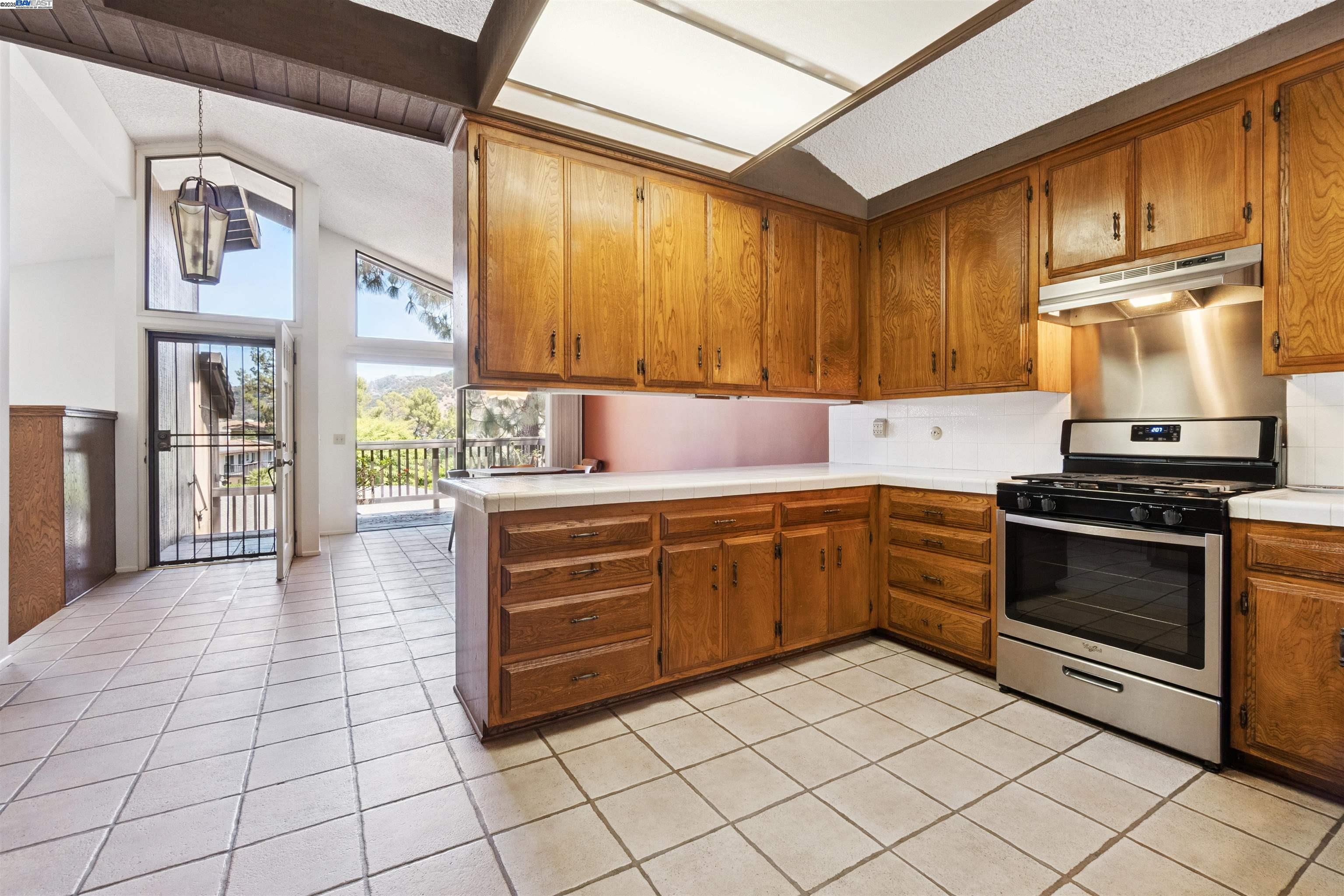 Detail Gallery Image 8 of 26 For 3065 Paddington Rd, Glendale,  CA 91206 - 3 Beds | 2/1 Baths