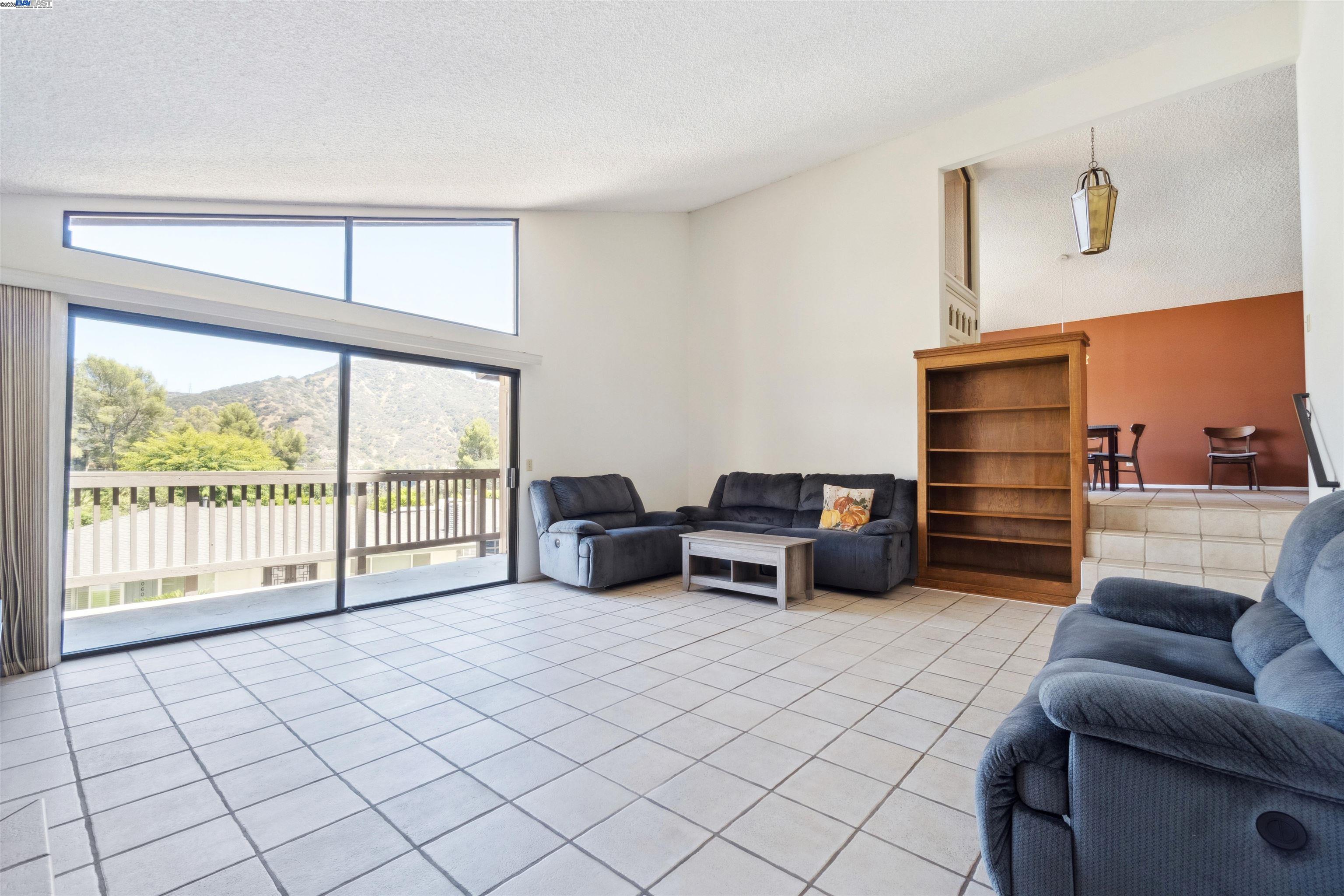 Detail Gallery Image 10 of 26 For 3065 Paddington Rd, Glendale,  CA 91206 - 3 Beds | 2/1 Baths