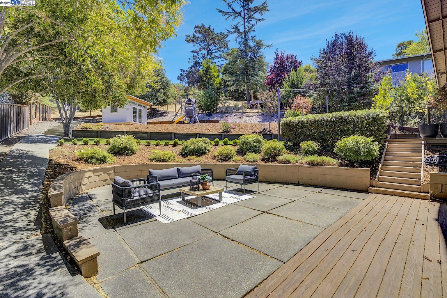 Detail Gallery Image 2 of 55 For 382 Castello Rd, Lafayette,  CA 94549 - 3 Beds | 2/1 Baths