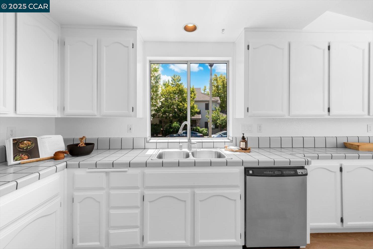 Detail Gallery Image 14 of 59 For 1731 Indian Wells Way, Clayton,  CA 94517 - 2 Beds | 2 Baths