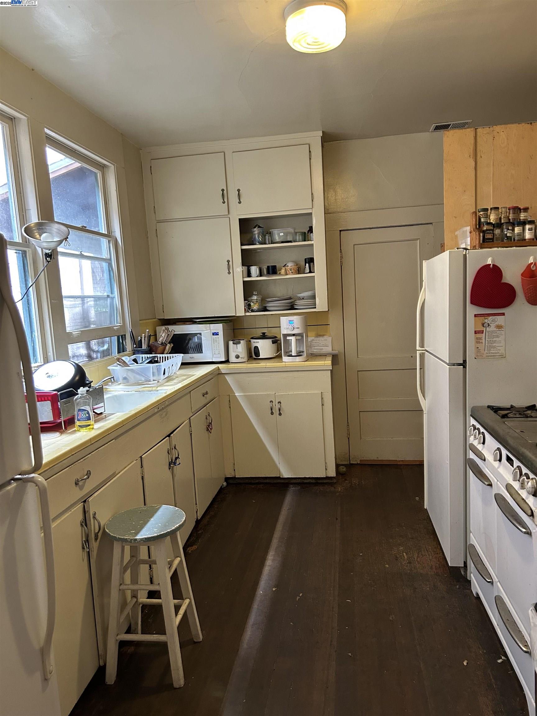 2670 Parker St, Berkeley, California 94704, 6 Bedrooms Bedrooms, 10 Rooms Rooms,3 BathroomsBathrooms,Residential,For Sale,2670 Parker St,41106539