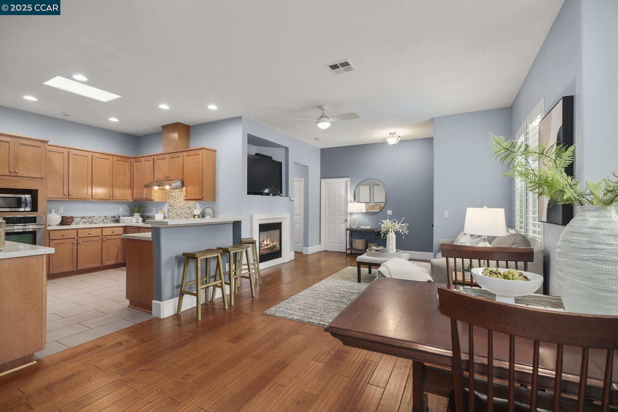 Detail Gallery Image 3 of 35 For 401 Seville Ln, Walnut Creek,  CA 94598 - 3 Beds | 2 Baths