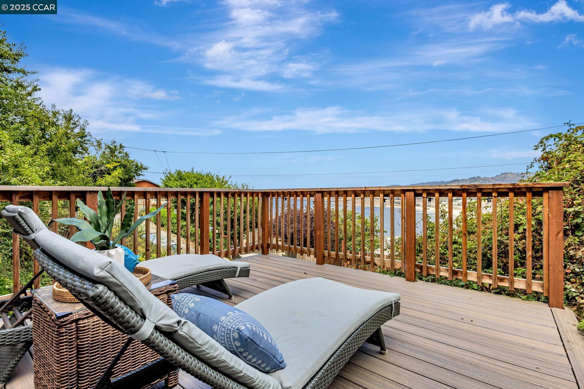 Detail Gallery Image 3 of 38 For 290 Olympian Way, Pacifica,  CA 94044 - 2 Beds | 2 Baths