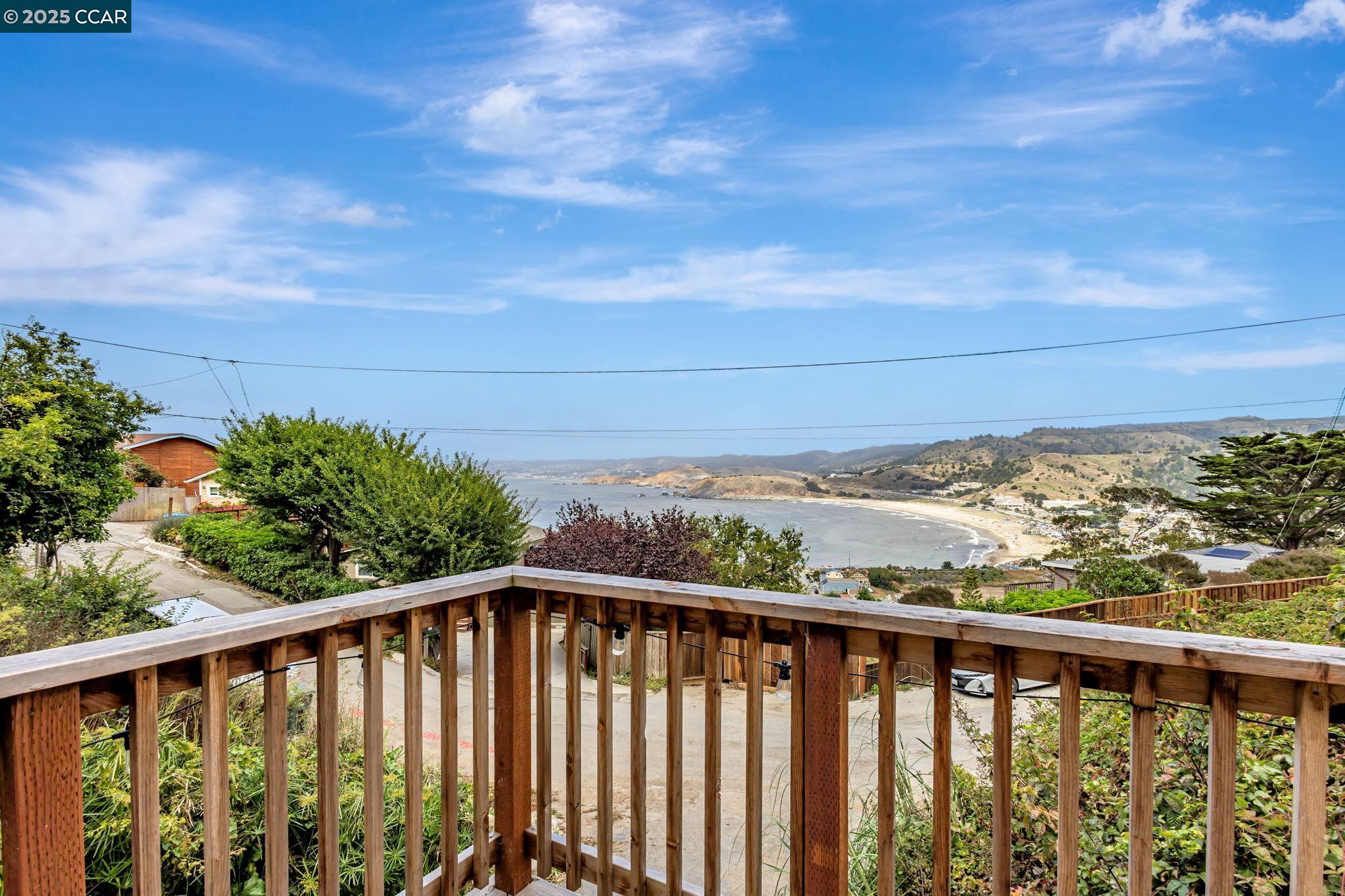 Detail Gallery Image 4 of 38 For 290 Olympian Way, Pacifica,  CA 94044 - 2 Beds | 2 Baths