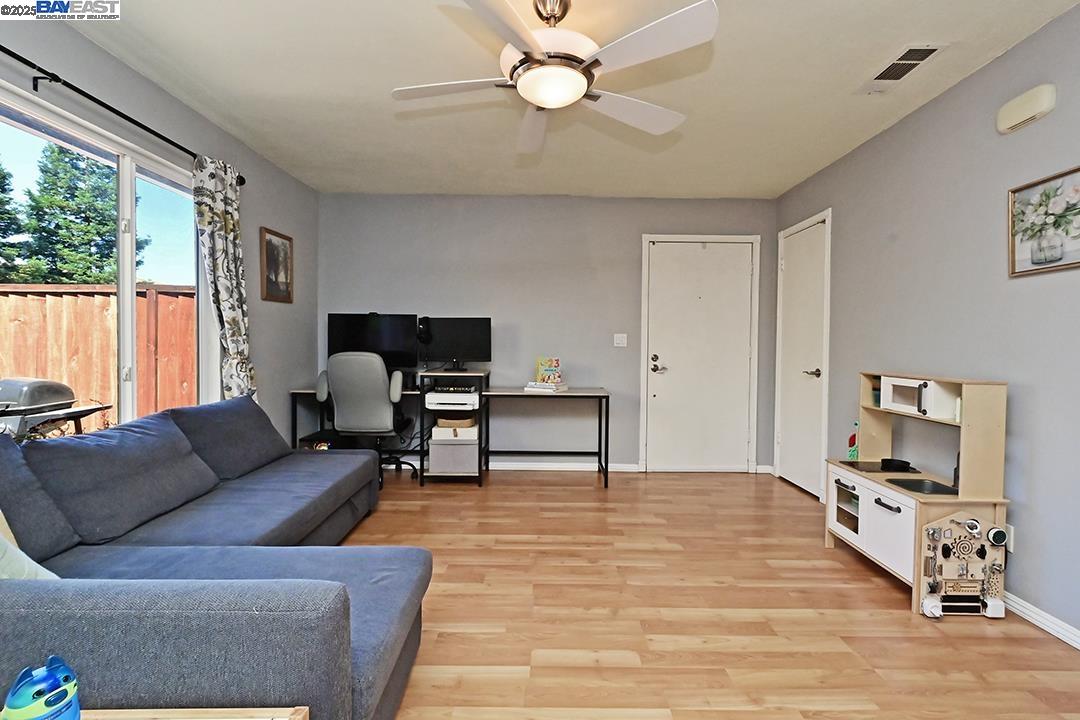 Detail Gallery Image 8 of 26 For 1031 Spring Valley Cmn, Livermore,  CA 94551 - 3 Beds | 1 Baths