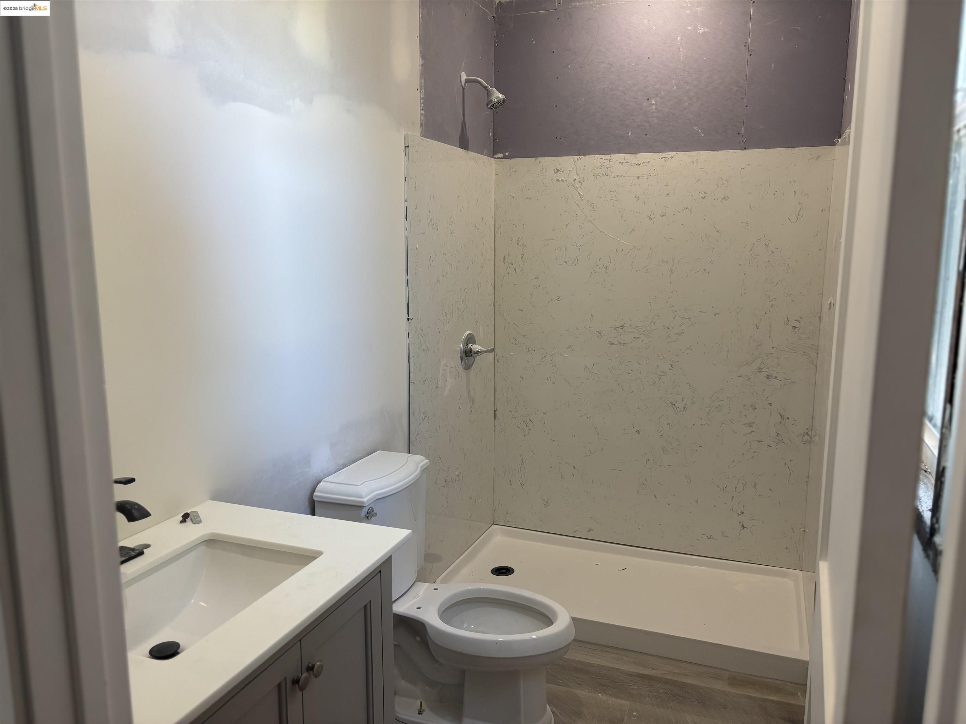 Detail Gallery Image 4 of 9 For 9502 Olive St, Oakland,  CA 94603 - 3 Beds | 1/1 Baths