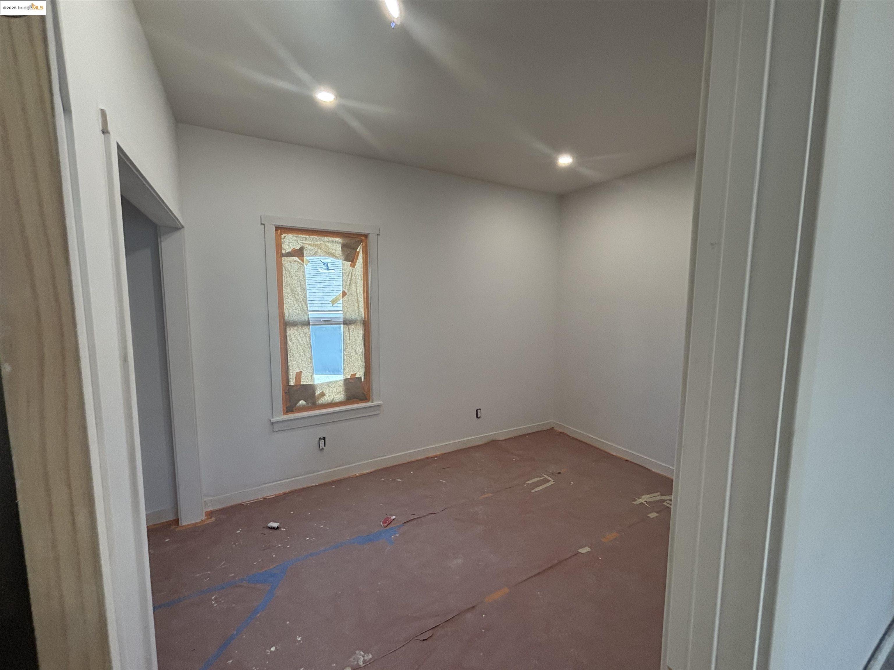 Detail Gallery Image 5 of 9 For 9502 Olive St, Oakland,  CA 94603 - 3 Beds | 1/1 Baths