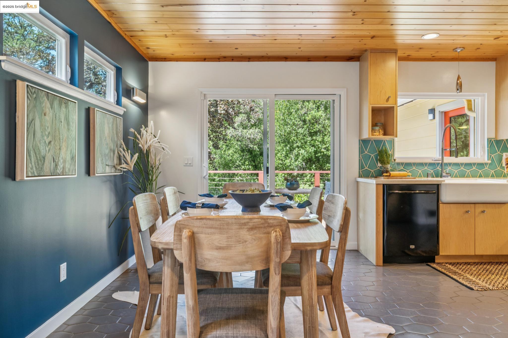 196 Glenwood Glade, Oakland, California 94611, 3 Bedrooms Bedrooms, 6 Rooms Rooms,2 BathroomsBathrooms,Residential,For Sale,196 Glenwood Glade,41106563