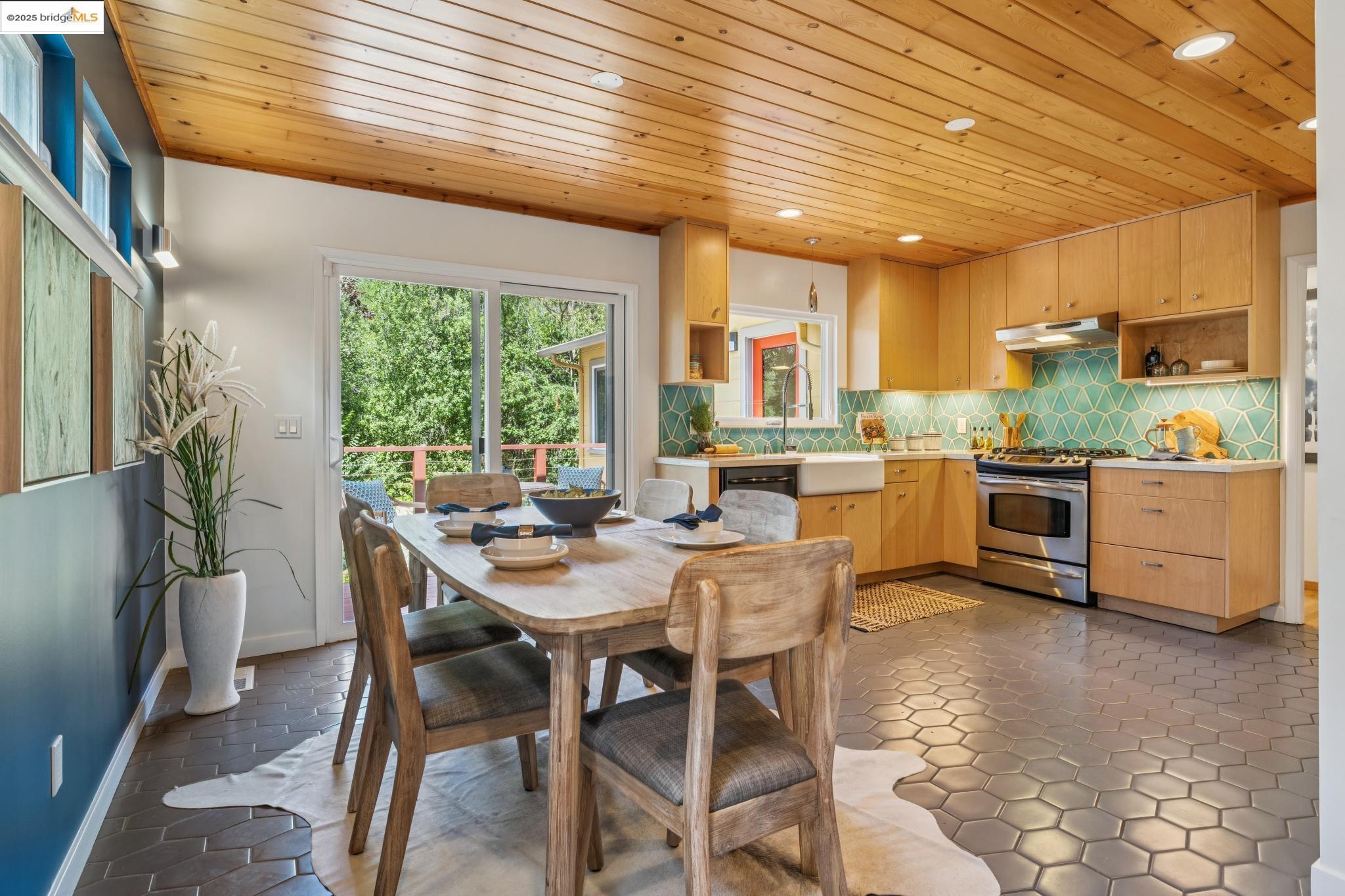 196 Glenwood Glade, Oakland, California 94611, 3 Bedrooms Bedrooms, 6 Rooms Rooms,2 BathroomsBathrooms,Residential,For Sale,196 Glenwood Glade,41106563