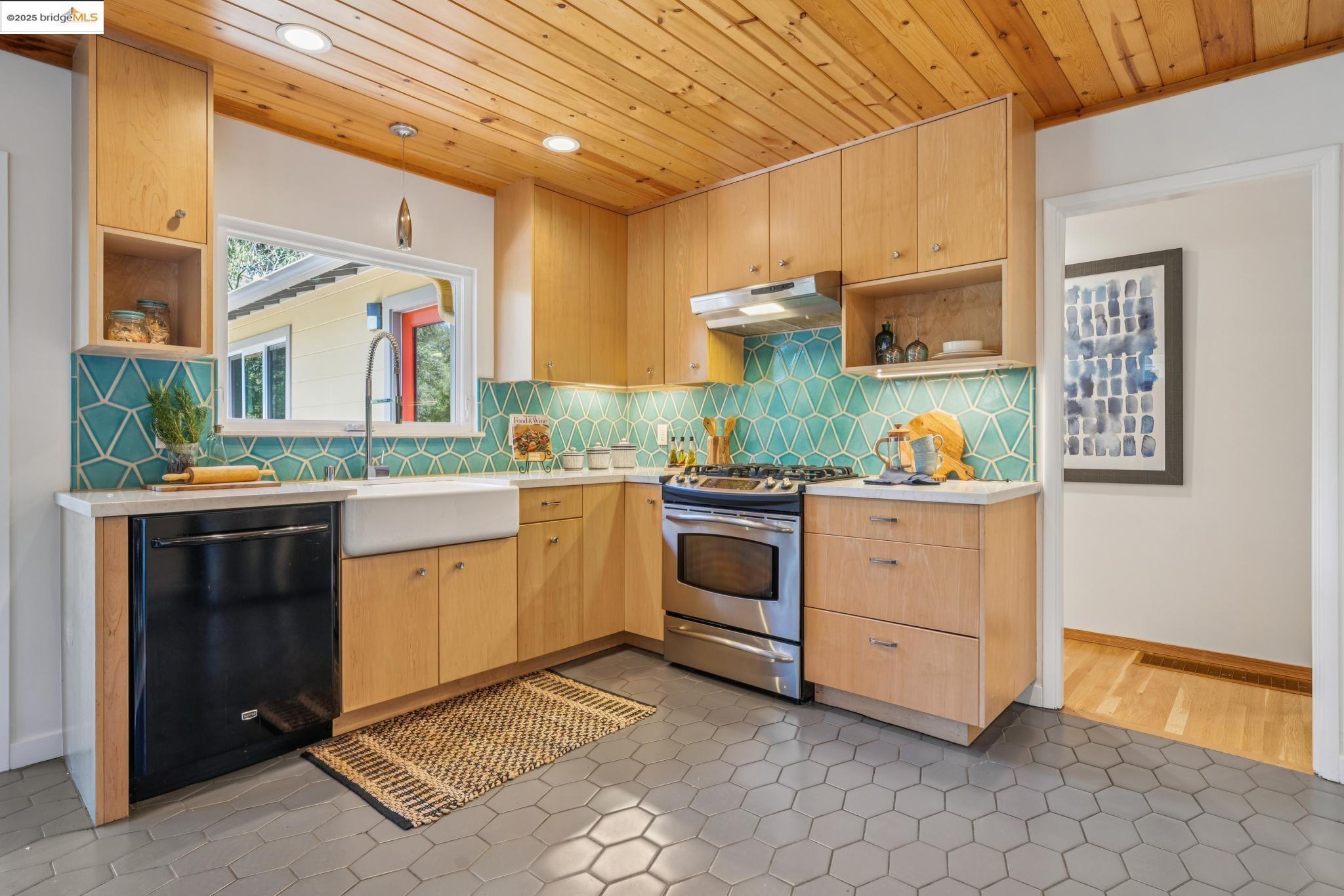 196 Glenwood Glade, Oakland, California 94611, 3 Bedrooms Bedrooms, 6 Rooms Rooms,2 BathroomsBathrooms,Residential,For Sale,196 Glenwood Glade,41106563
