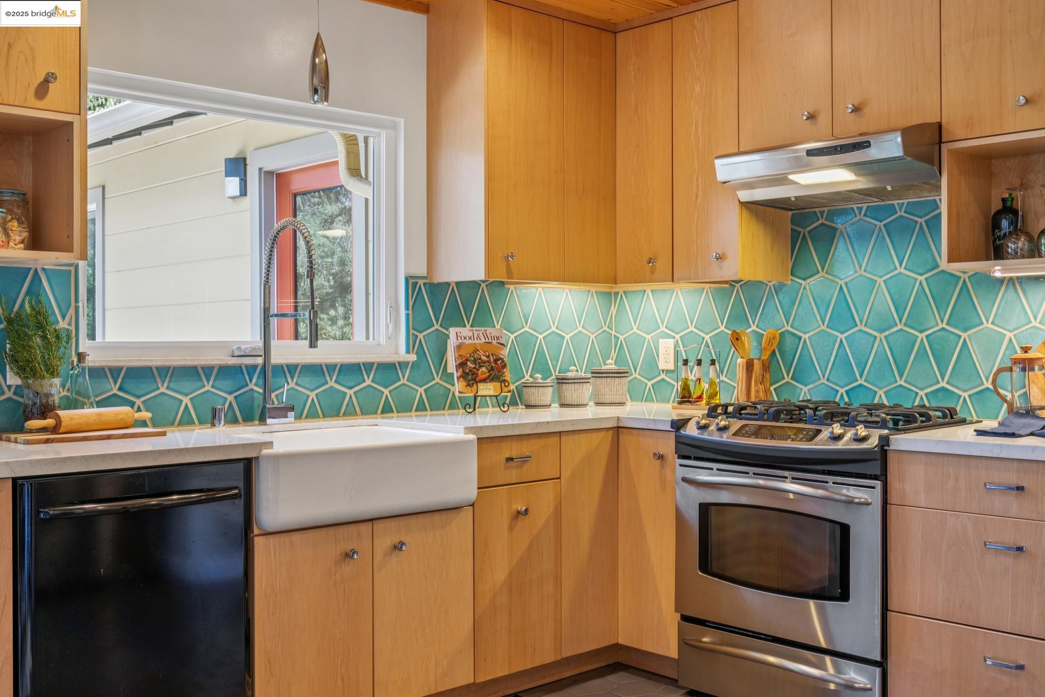 196 Glenwood Glade, Oakland, California 94611, 3 Bedrooms Bedrooms, 6 Rooms Rooms,2 BathroomsBathrooms,Residential,For Sale,196 Glenwood Glade,41106563