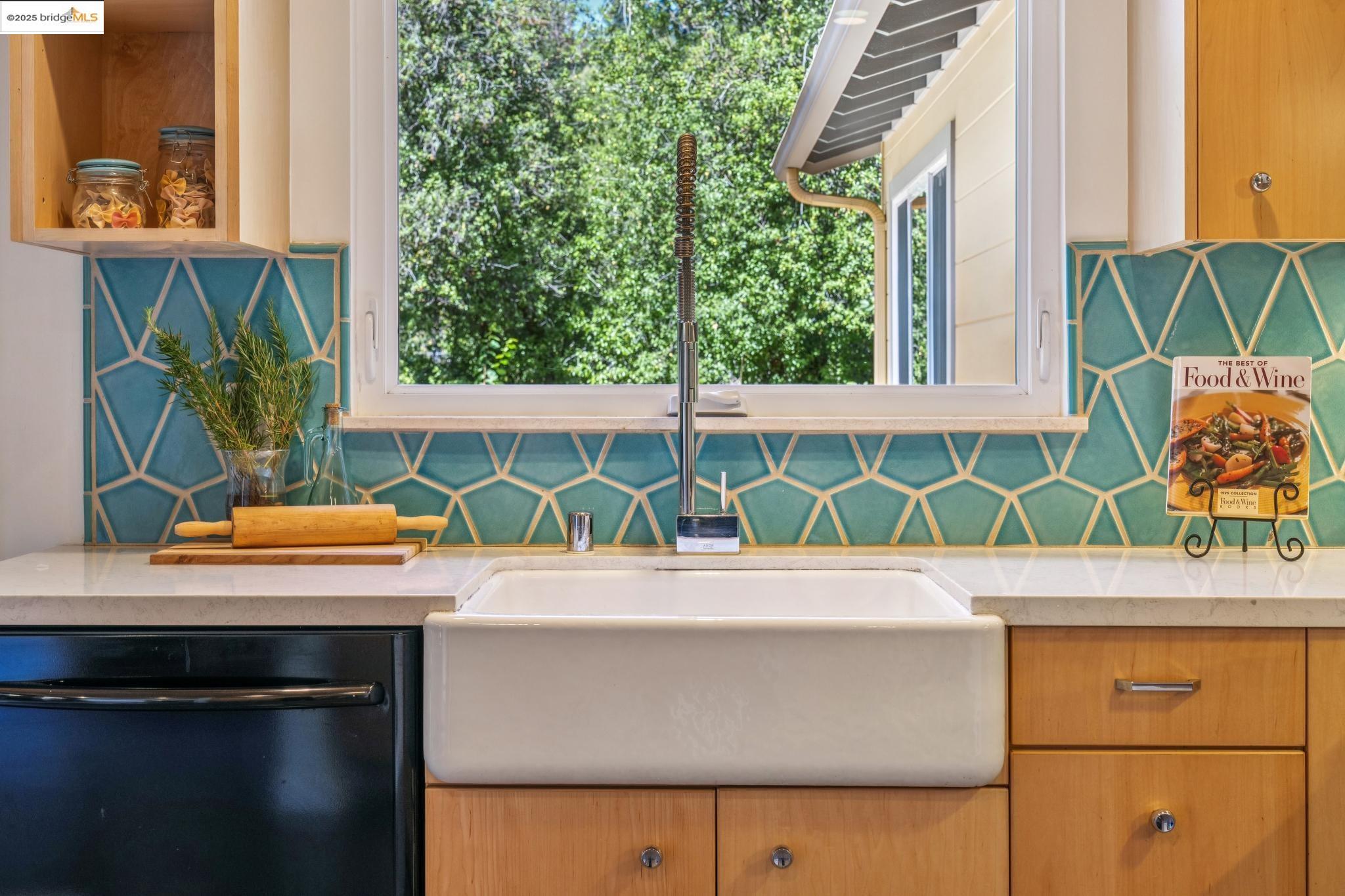 196 Glenwood Glade, Oakland, California 94611, 3 Bedrooms Bedrooms, 6 Rooms Rooms,2 BathroomsBathrooms,Residential,For Sale,196 Glenwood Glade,41106563