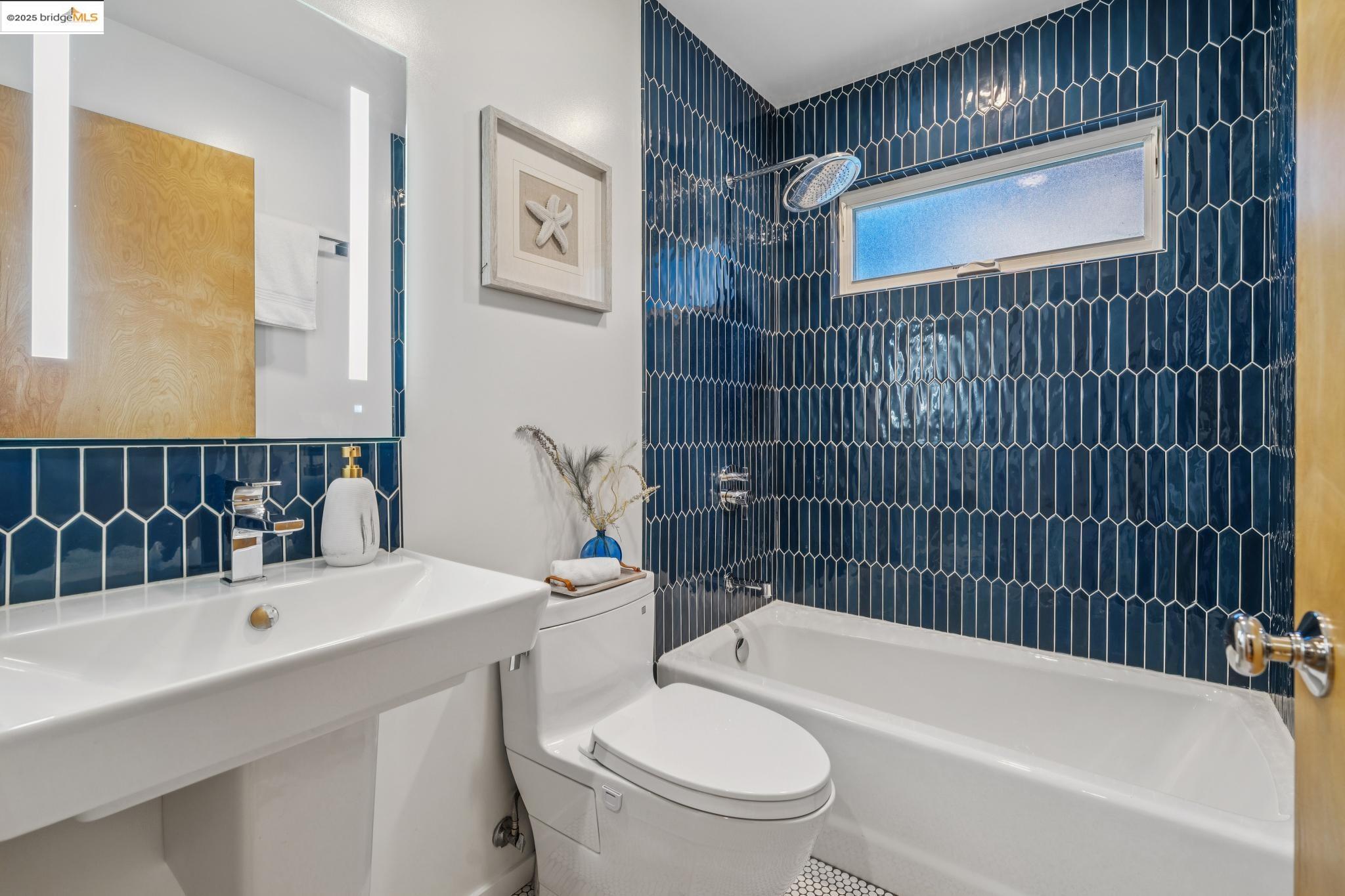 196 Glenwood Glade, Oakland, California 94611, 3 Bedrooms Bedrooms, 6 Rooms Rooms,2 BathroomsBathrooms,Residential,For Sale,196 Glenwood Glade,41106563