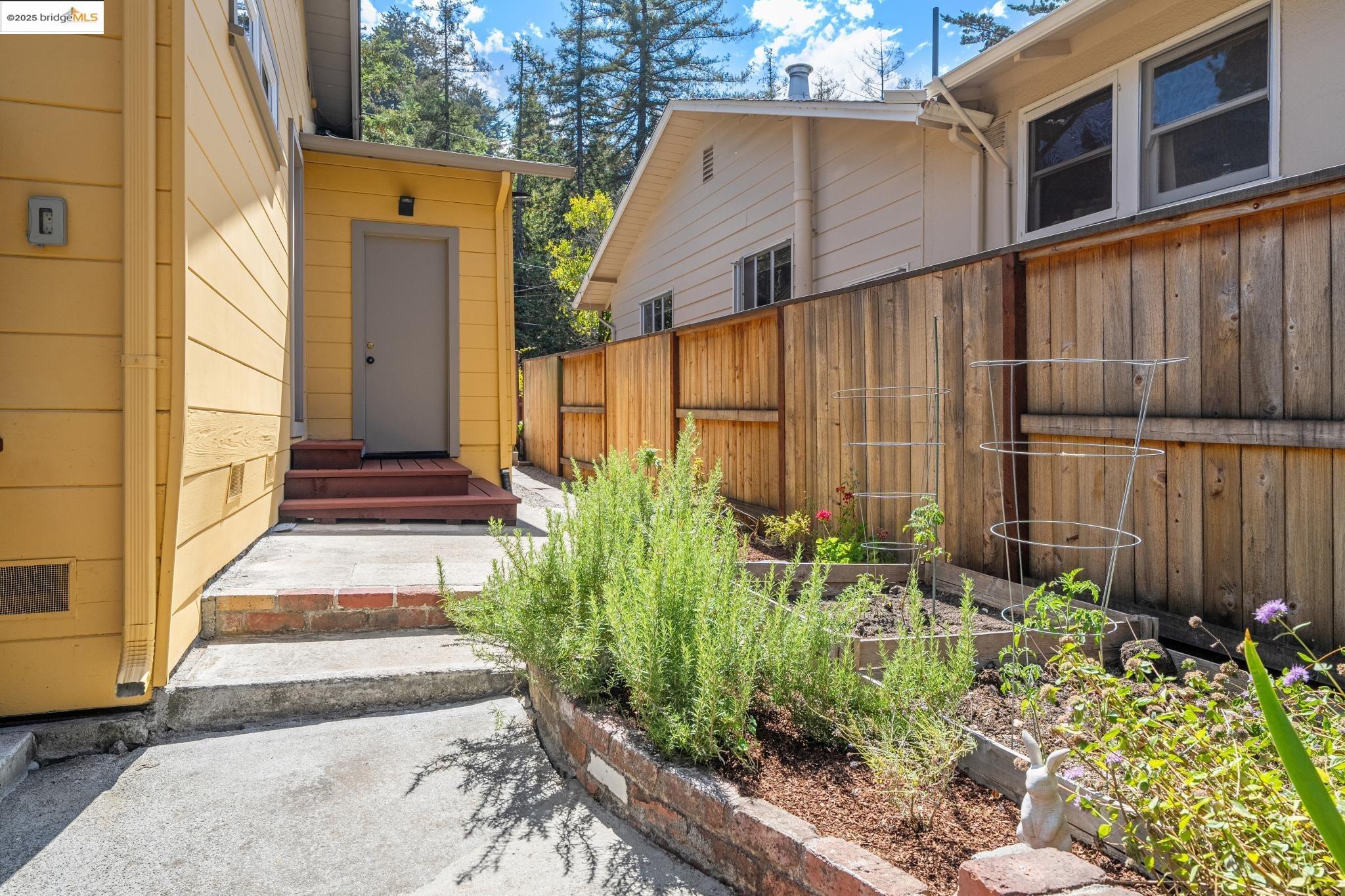 196 Glenwood Glade, Oakland, California 94611, 3 Bedrooms Bedrooms, 6 Rooms Rooms,2 BathroomsBathrooms,Residential,For Sale,196 Glenwood Glade,41106563