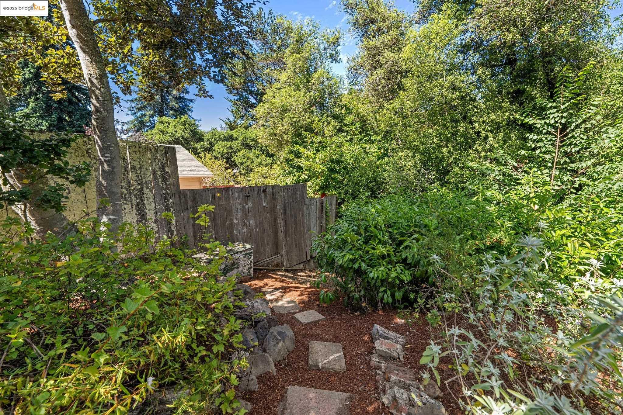 196 Glenwood Glade, Oakland, California 94611, 3 Bedrooms Bedrooms, 6 Rooms Rooms,2 BathroomsBathrooms,Residential,For Sale,196 Glenwood Glade,41106563