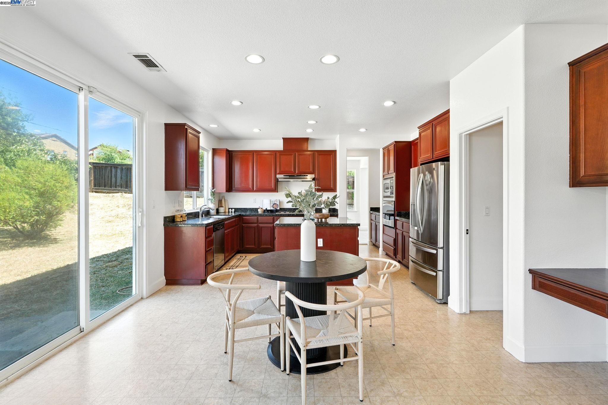3909 Danbury Way, Fairfield, California 94533, 5 Bedrooms Bedrooms, 10 Rooms Rooms,3 BathroomsBathrooms,Residential,For Sale,3909 Danbury Way,41106572