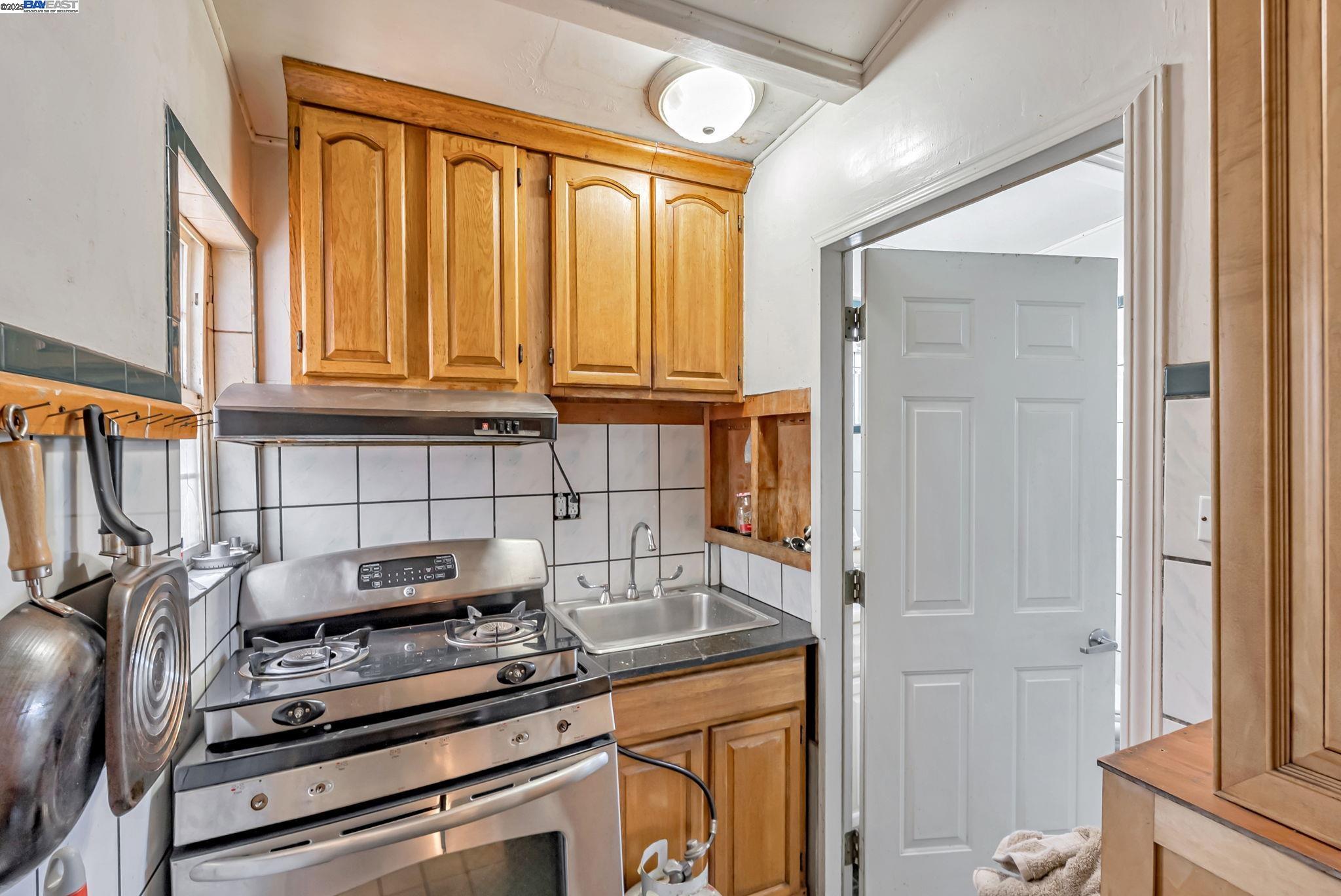 Detail Gallery Image 8 of 55 For 1706-1704 Center St, Oakland,  CA 94607 - – Beds | – Baths