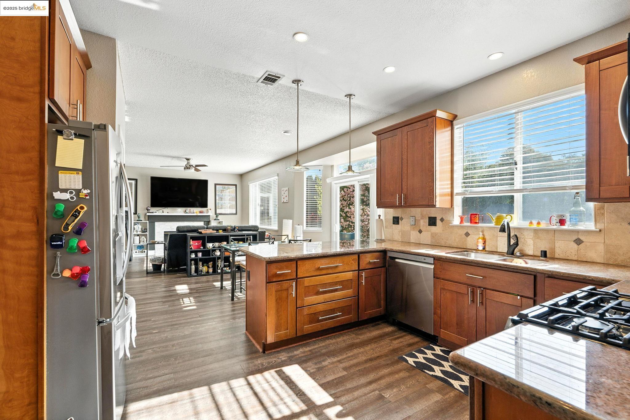 Detail Gallery Image 11 of 45 For 1280 Mayfield Circle, Suisun City,  CA 94585 - 3 Beds | 2/1 Baths