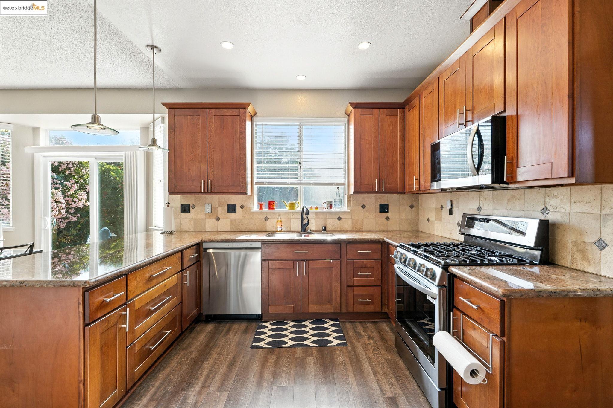 Detail Gallery Image 12 of 45 For 1280 Mayfield Circle, Suisun City,  CA 94585 - 3 Beds | 2/1 Baths
