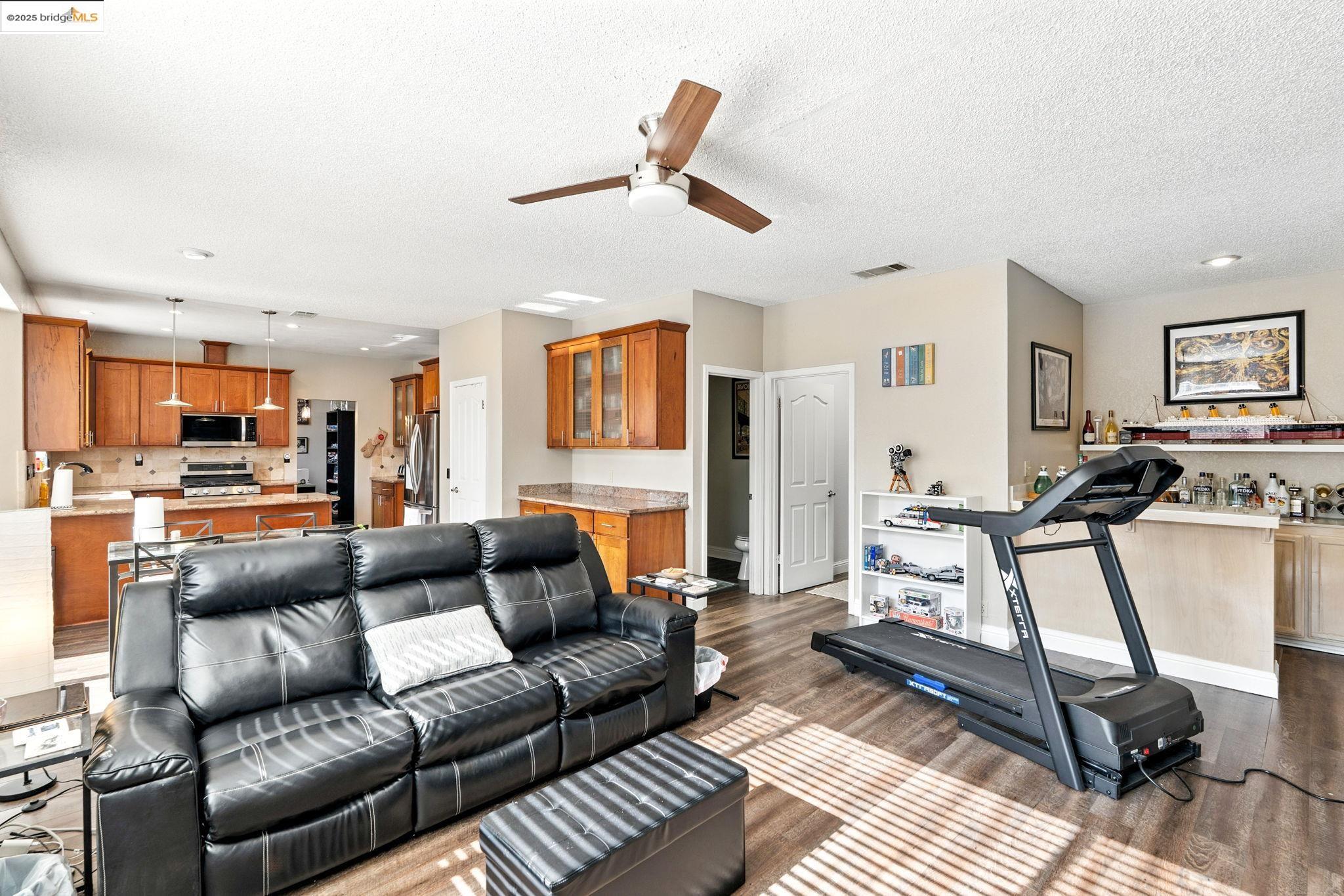 Detail Gallery Image 16 of 45 For 1280 Mayfield Circle, Suisun City,  CA 94585 - 3 Beds | 2/1 Baths