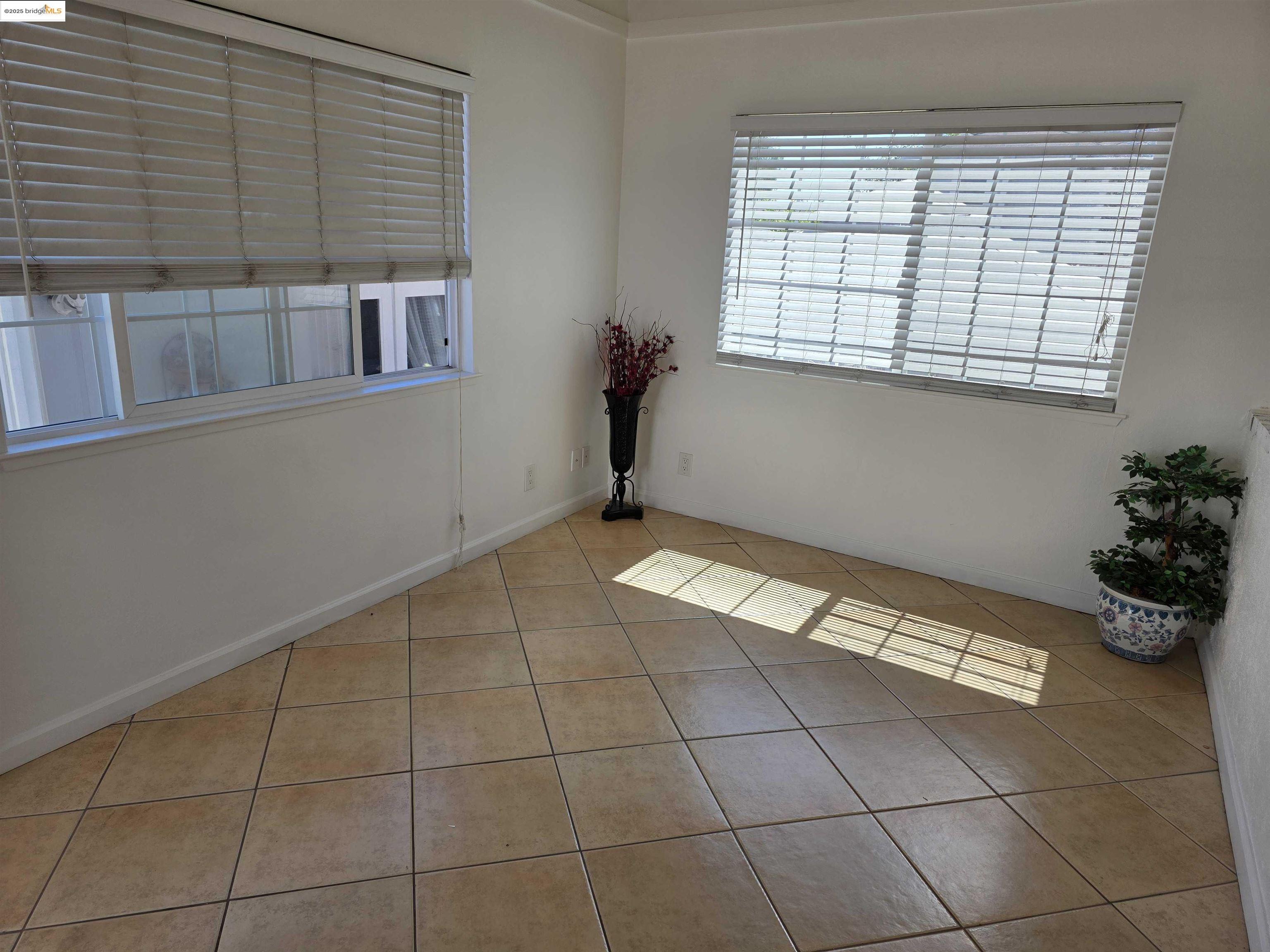 Detail Gallery Image 25 of 33 For 2362 Somerset Ave, Castro Valley,  CA 94546 - 3 Beds | 3 Baths