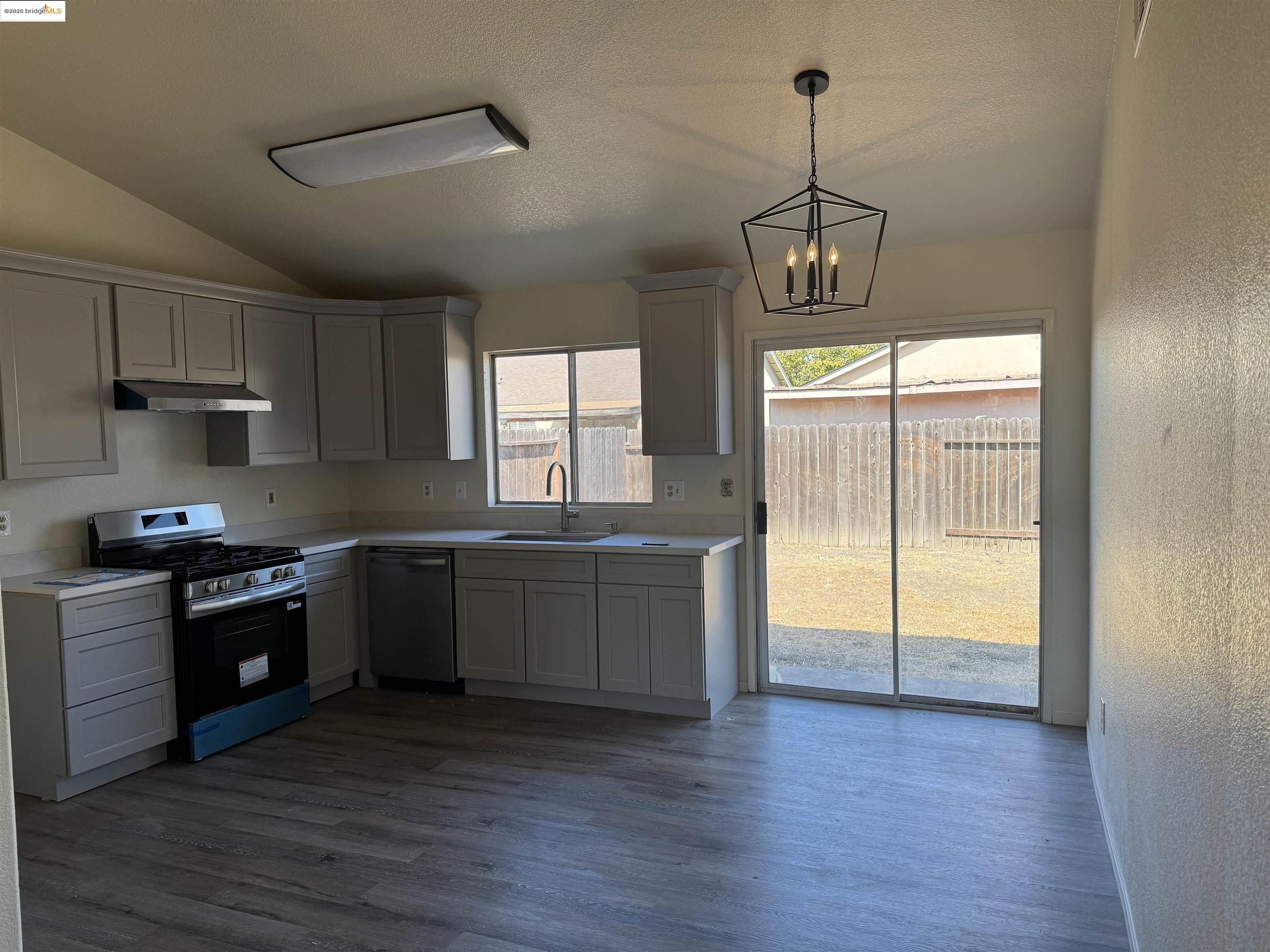 Detail Gallery Image 3 of 11 For 2050 Grey Stone Dr, Stockton,  CA 95206 - 3 Beds | 2 Baths