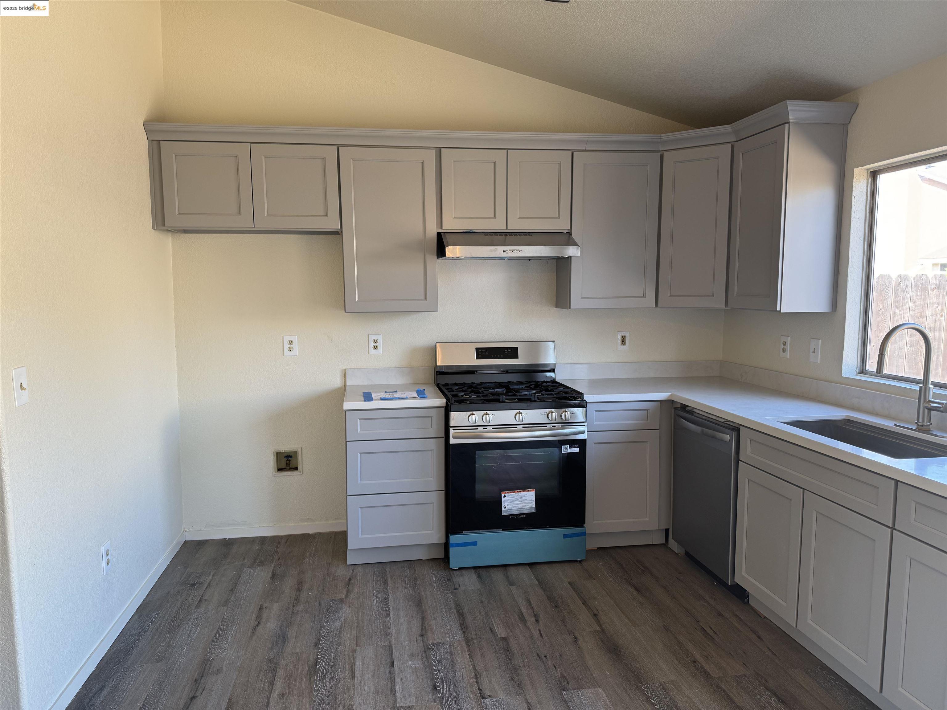 Detail Gallery Image 4 of 11 For 2050 Grey Stone Dr, Stockton,  CA 95206 - 3 Beds | 2 Baths