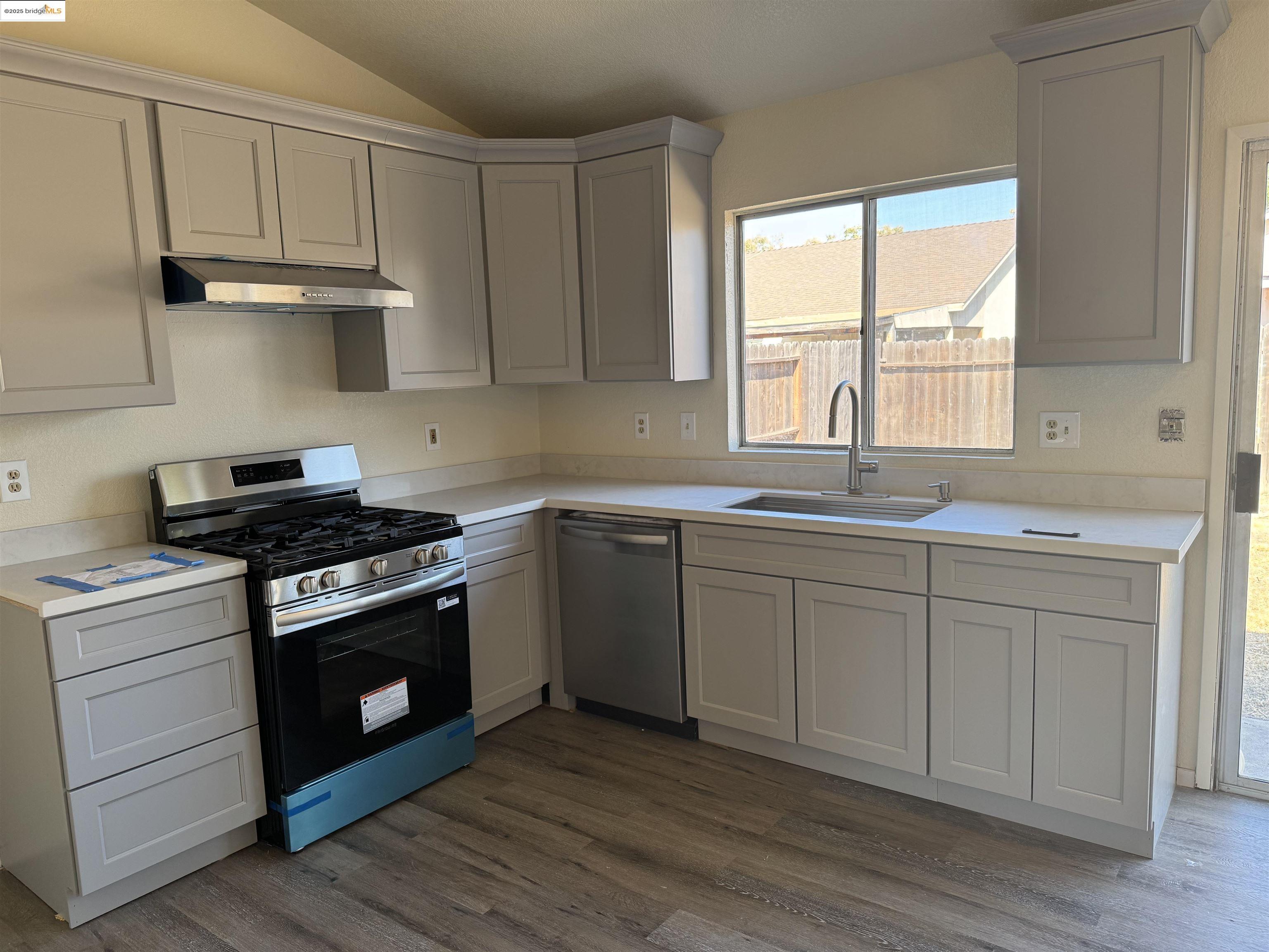 Detail Gallery Image 5 of 11 For 2050 Grey Stone Dr, Stockton,  CA 95206 - 3 Beds | 2 Baths