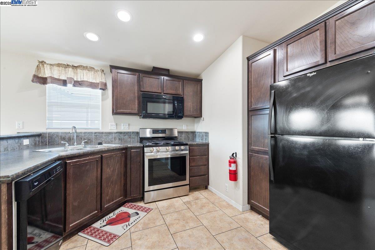 Detail Gallery Image 3 of 44 For 341 Vista Del Rio, Pacheco,  CA 94553 - 3 Beds | 2 Baths
