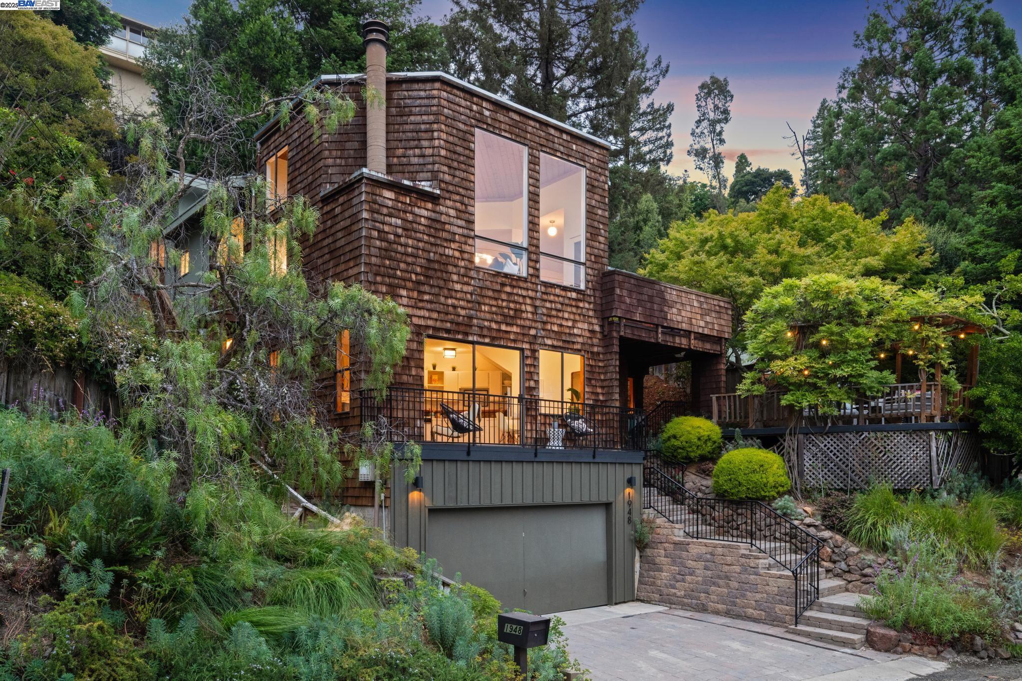 Detail Gallery Image 1 of 1 For 1948 Magellan Drive, Oakland,  CA 94611 - 4 Beds | 3 Baths