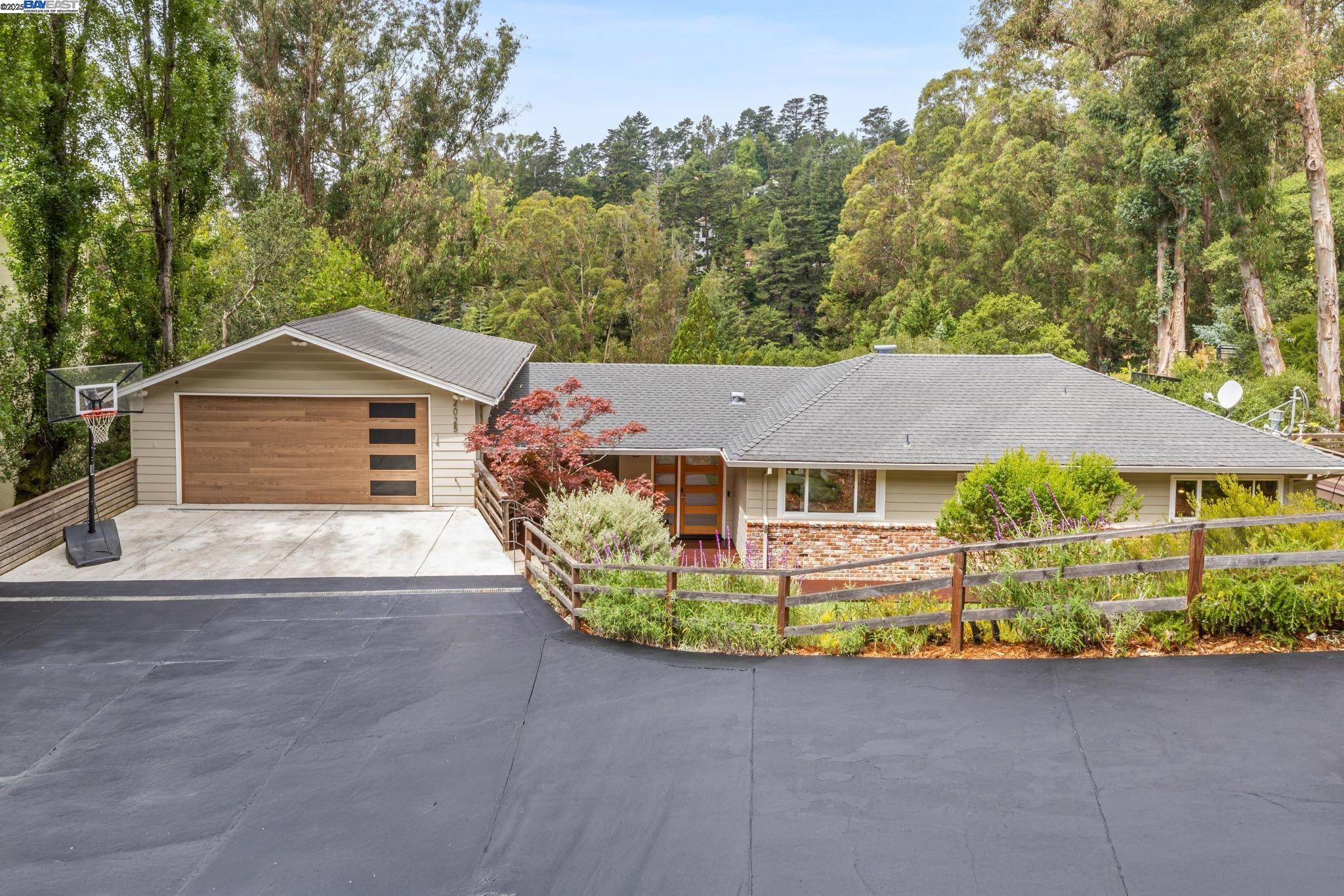 Detail Gallery Image 1 of 1 For 2025 Arrowhead Drive, Oakland,  CA 94611 - 4 Beds | 3 Baths