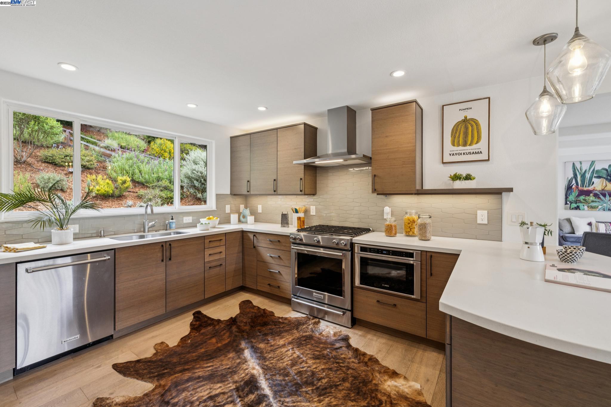 Detail Gallery Image 17 of 53 For 2025 Arrowhead Drive, Oakland,  CA 94611 - 4 Beds | 3 Baths