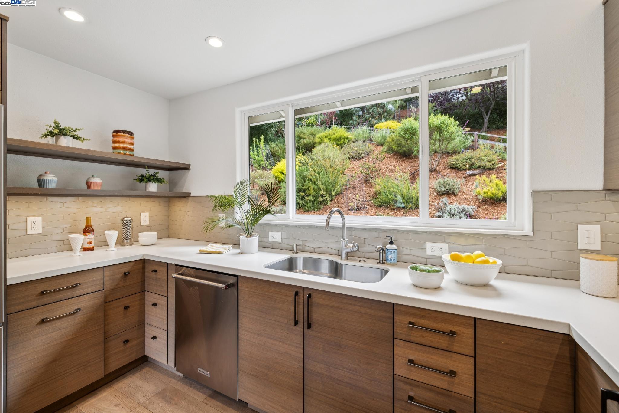 Detail Gallery Image 19 of 53 For 2025 Arrowhead Drive, Oakland,  CA 94611 - 4 Beds | 3 Baths