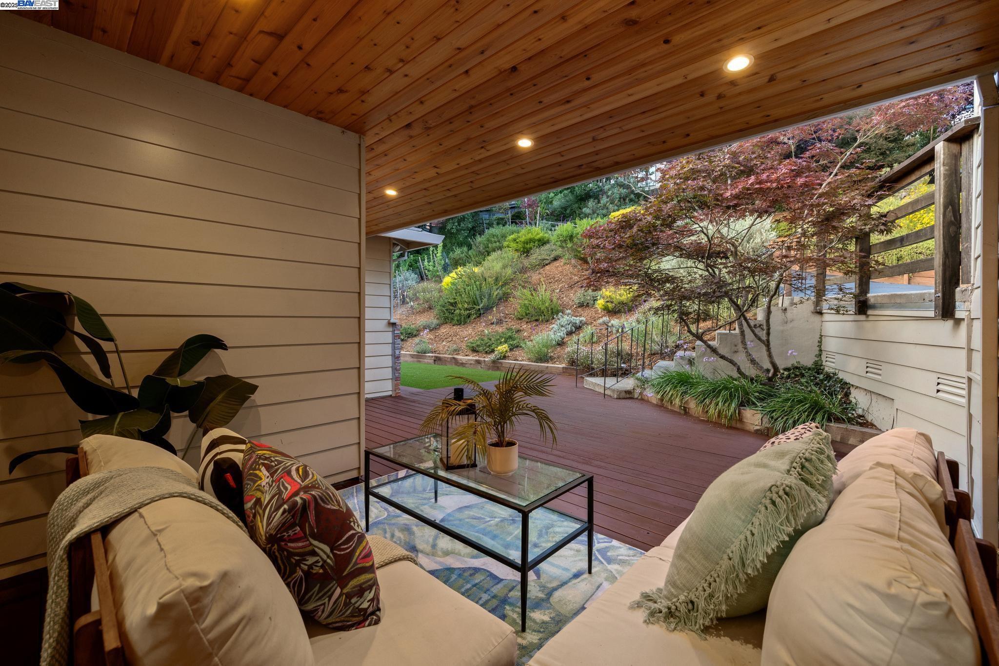 Detail Gallery Image 5 of 53 For 2025 Arrowhead Drive, Oakland,  CA 94611 - 4 Beds | 3 Baths