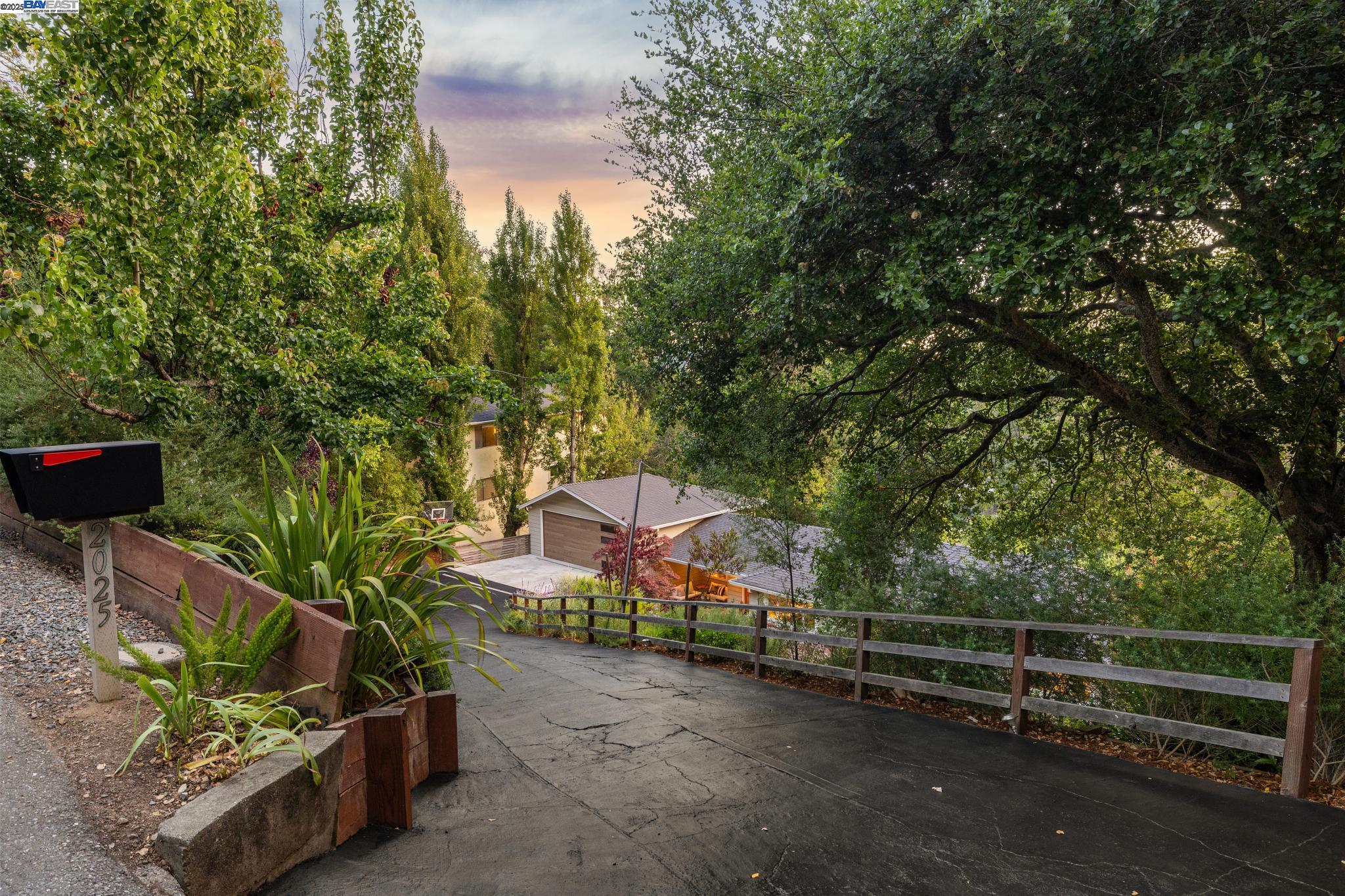 Detail Gallery Image 52 of 53 For 2025 Arrowhead Drive, Oakland,  CA 94611 - 4 Beds | 3 Baths