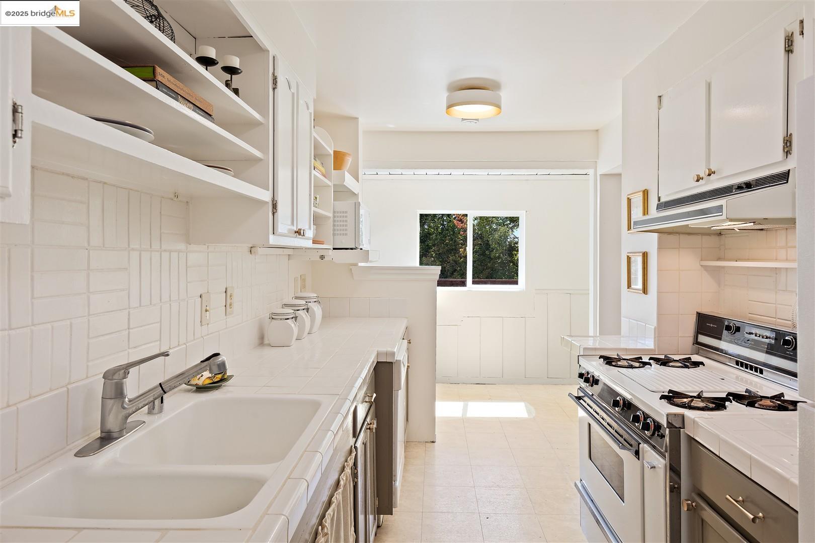 Detail Gallery Image 13 of 60 For 2871 Stephen Dr, Richmond,  CA 94803 - 5 Beds | 2 Baths