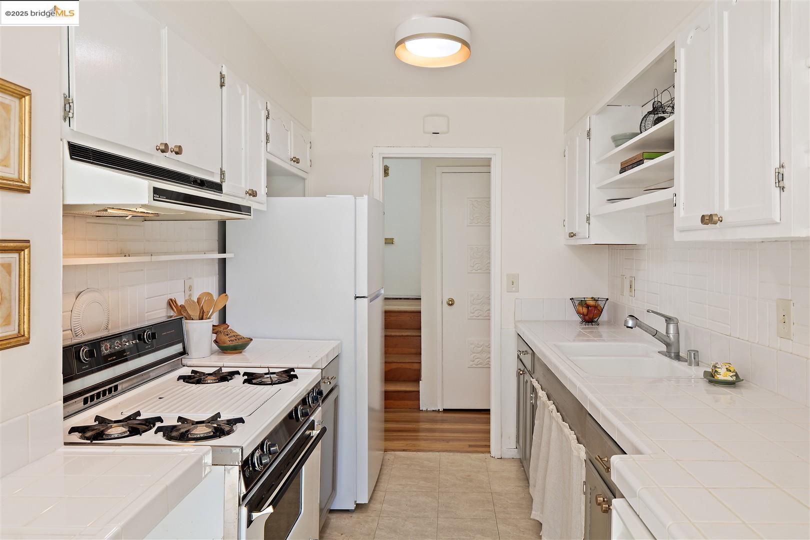Detail Gallery Image 14 of 60 For 2871 Stephen Dr, Richmond,  CA 94803 - 5 Beds | 2 Baths