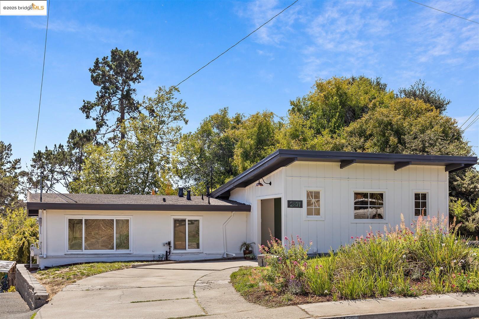 Detail Gallery Image 4 of 60 For 2871 Stephen Dr, Richmond,  CA 94803 - 5 Beds | 2 Baths