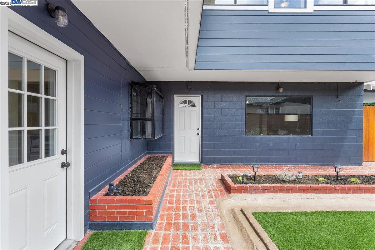 Detail Gallery Image 13 of 51 For 20101 Catalina Dr, Castro Valley,  CA 94546 - 4 Beds | 2 Baths