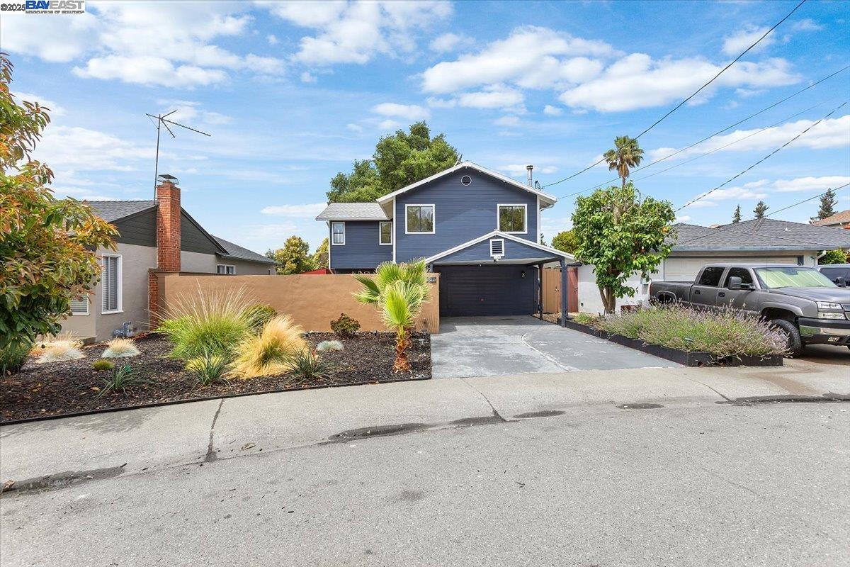 Detail Gallery Image 4 of 51 For 20101 Catalina Dr, Castro Valley,  CA 94546 - 4 Beds | 2 Baths