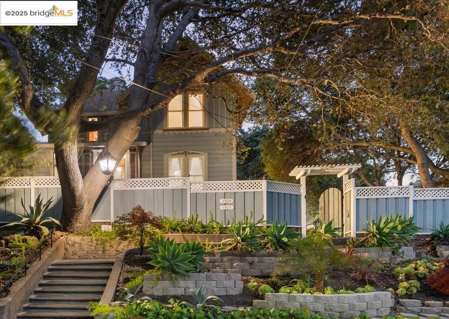 Detail Gallery Image 1 of 49 For 1924 7th Ave, Oakland,  CA 94606 - – Beds | – Baths